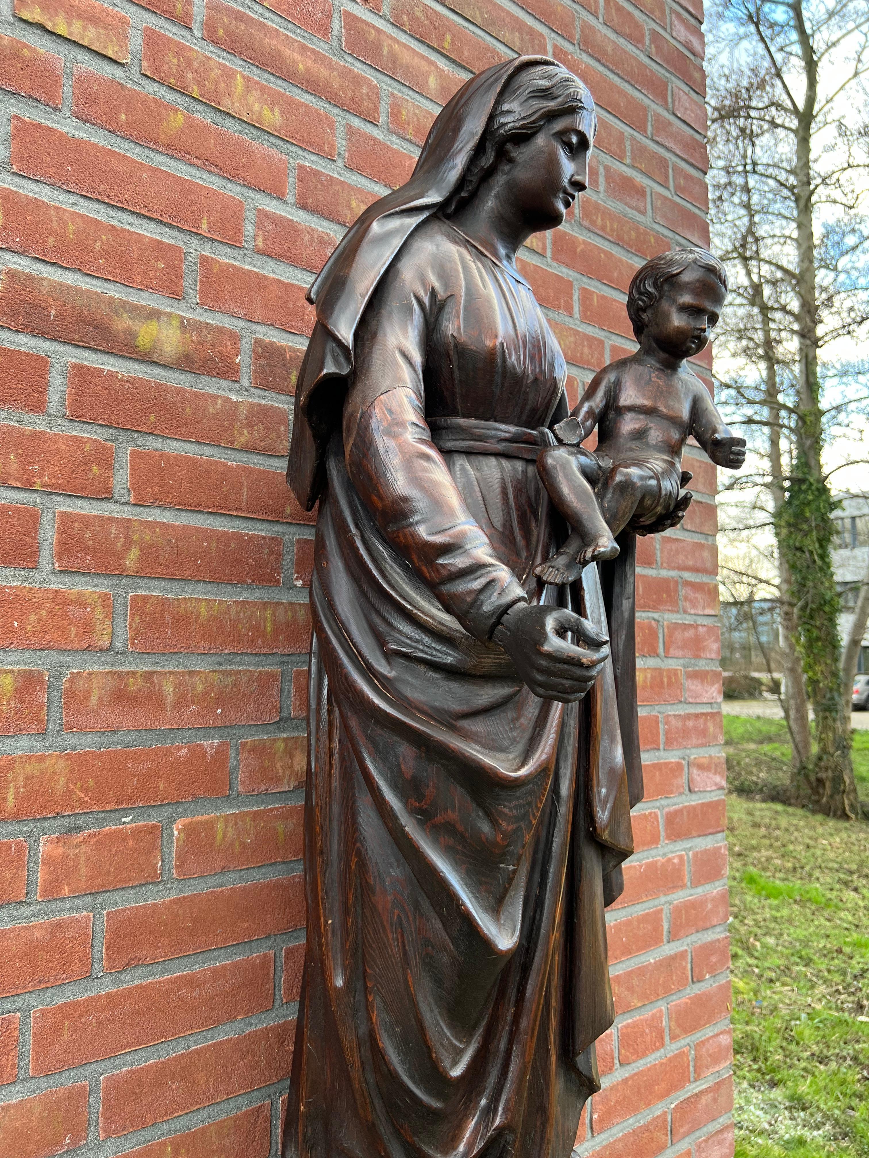 Statue ancienne en chêne sculpté de bonne qualité représentant Mère Marie et son enfant Jésus en vente 7