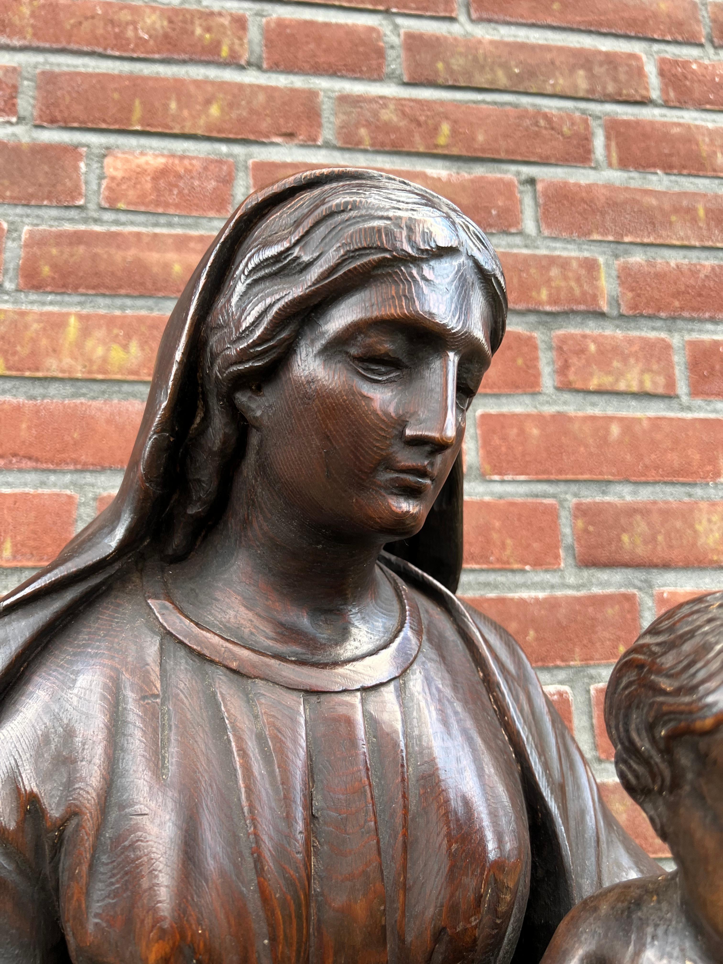 Statue ancienne en chêne sculpté de bonne qualité représentant Mère Marie et son enfant Jésus en vente 8