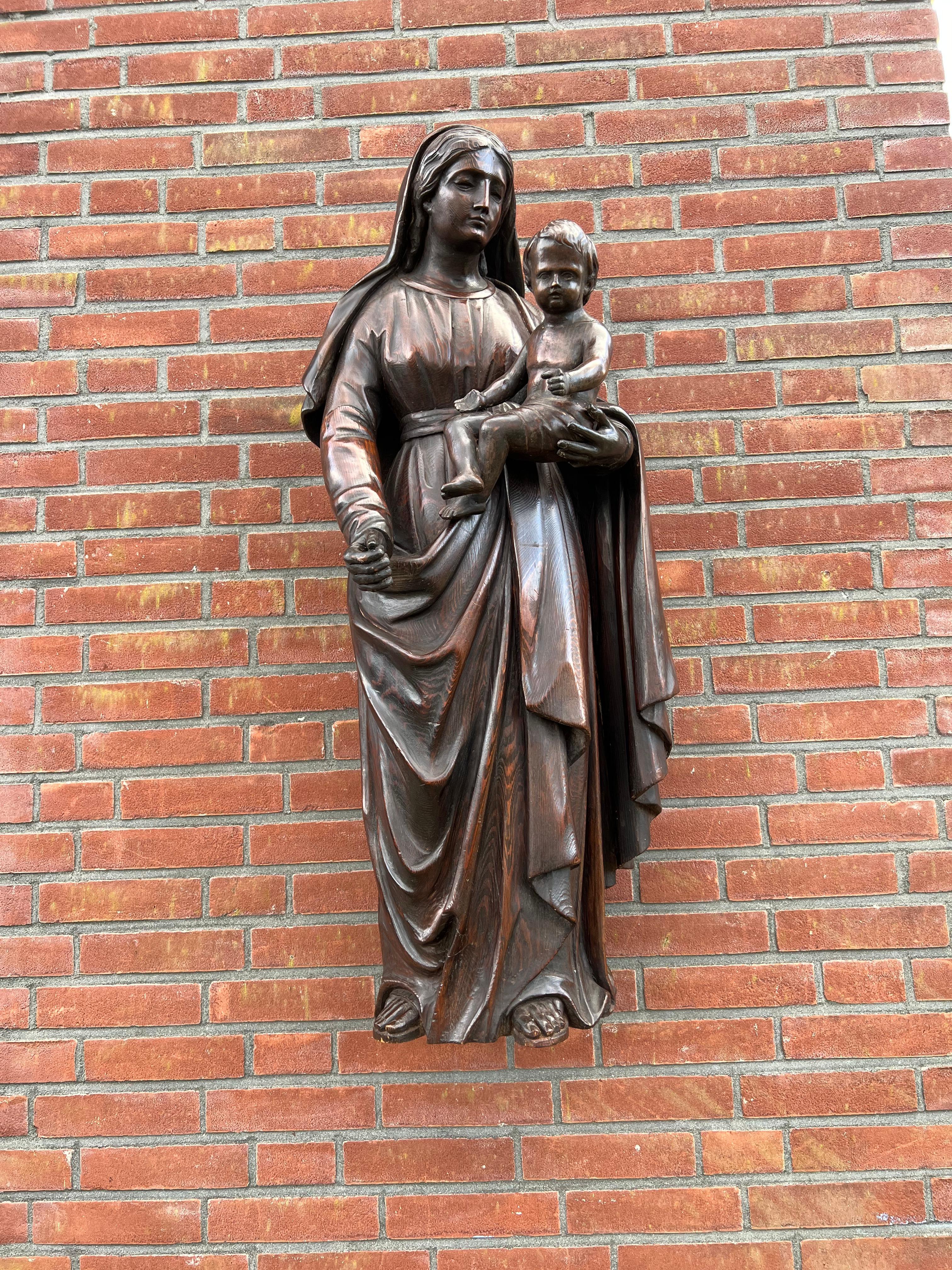 Belle sculpture en bois du début des années 1800 représentant la Sainte Marie avec l'enfant Jésus sur le bras.

Cette étonnante relique d'église est un autre bel exemple de la qualité de l'artisanat européen du 19e siècle et nous sommes
