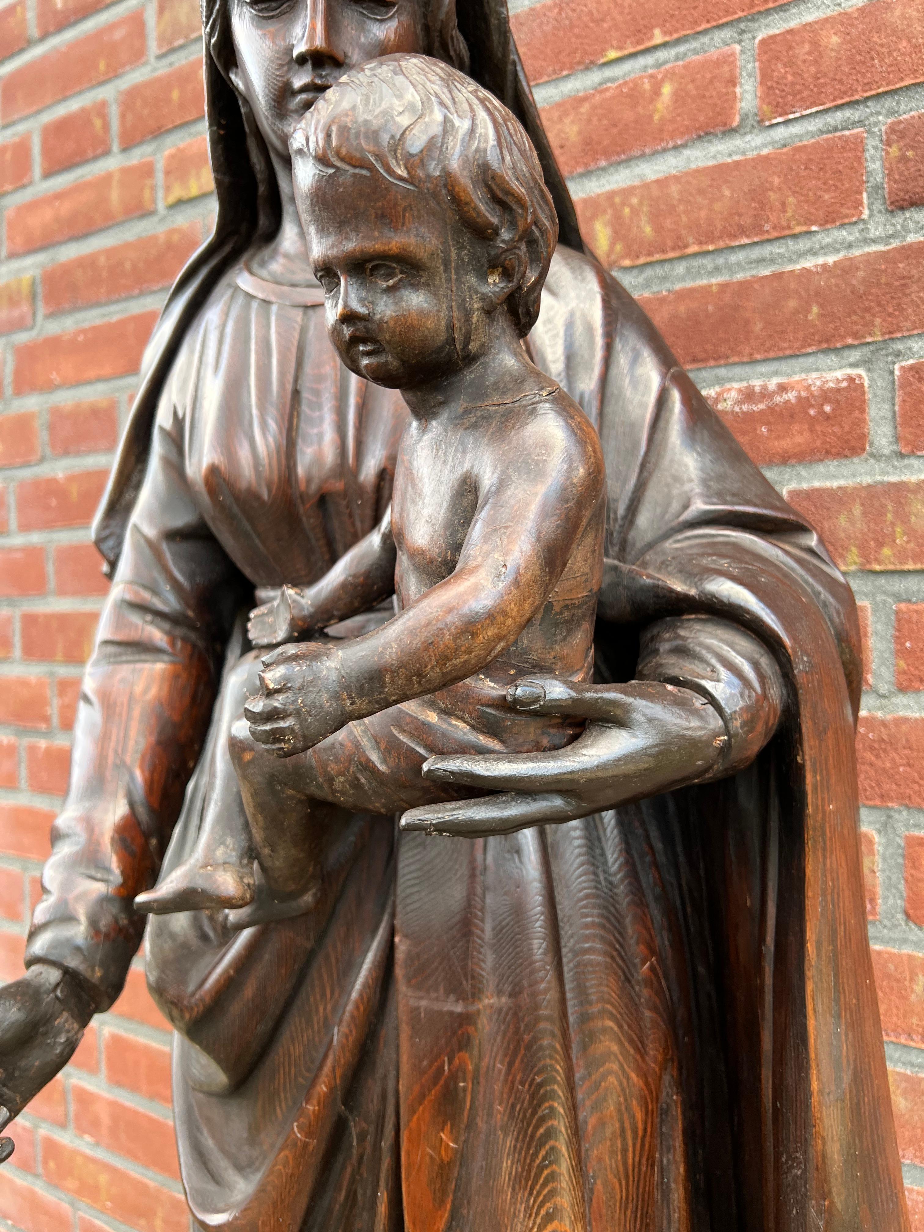 Statue ancienne en chêne sculpté de bonne qualité représentant Mère Marie et son enfant Jésus en vente 9