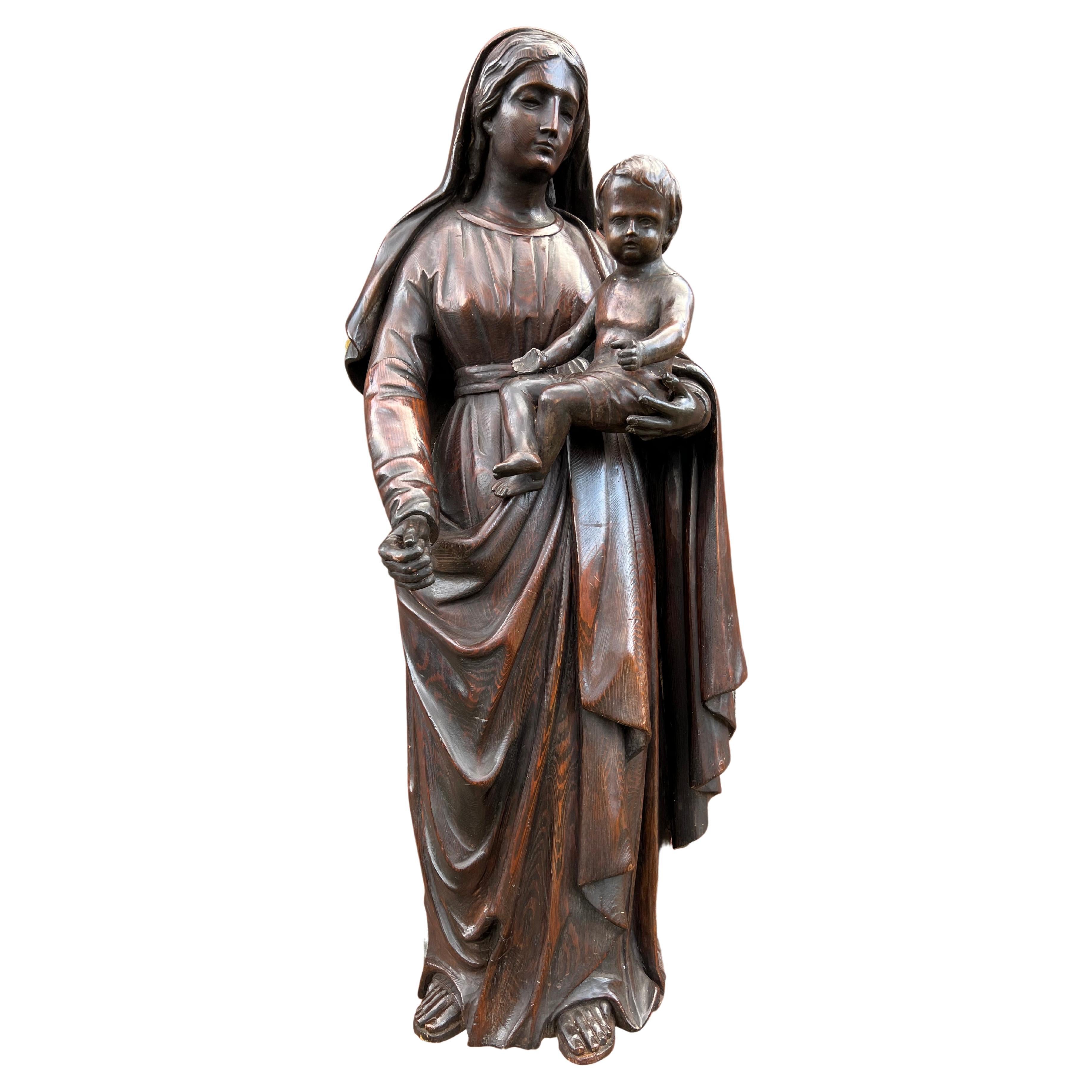 Statue ancienne en chêne sculpté de bonne qualité représentant Mère Marie et son enfant Jésus