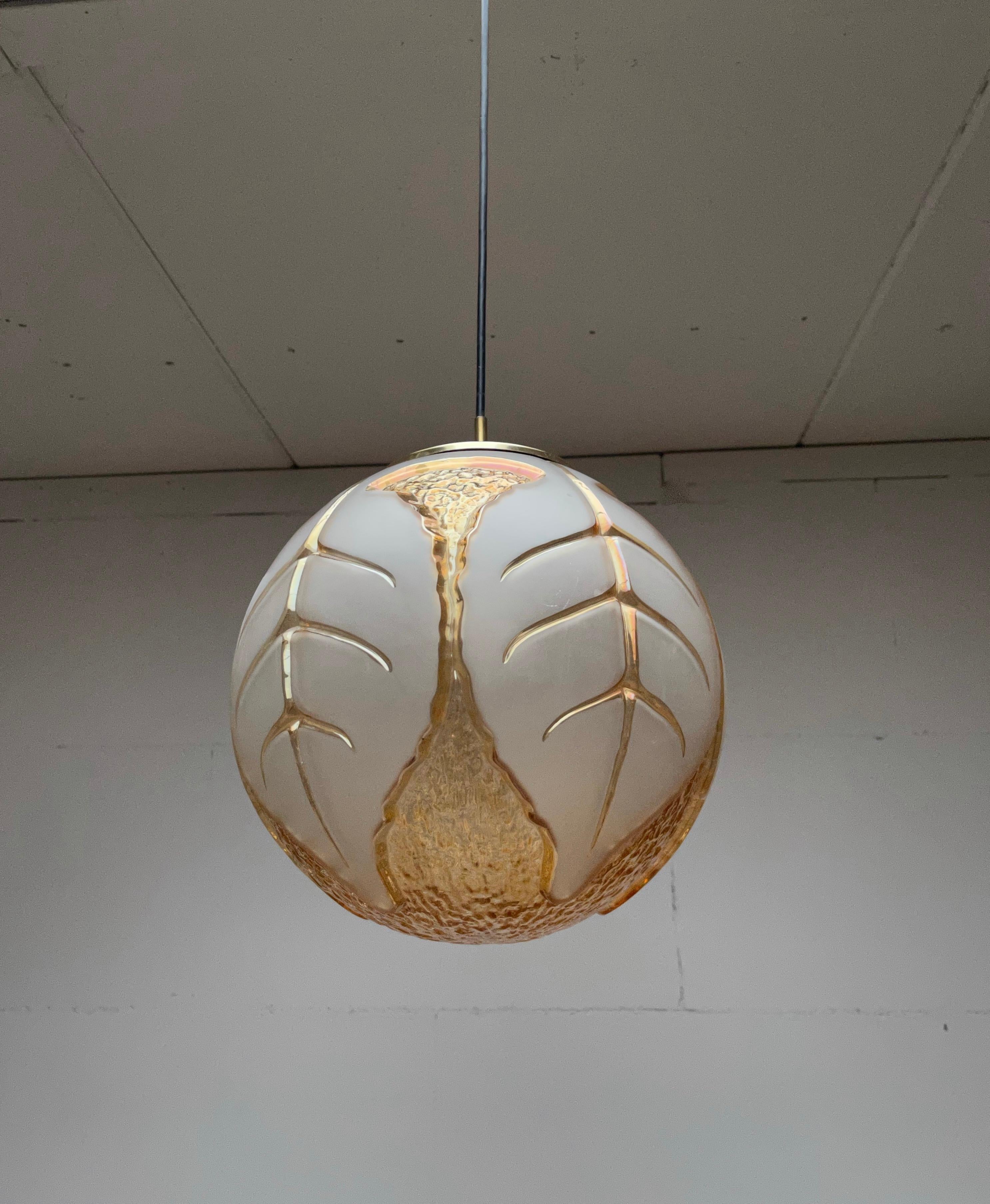 Mid-Century Modern Lampe à suspension en verre en forme de feuille de hêtre de bonne taille et de forme fantaisiste, mi-siècle moderne en vente
