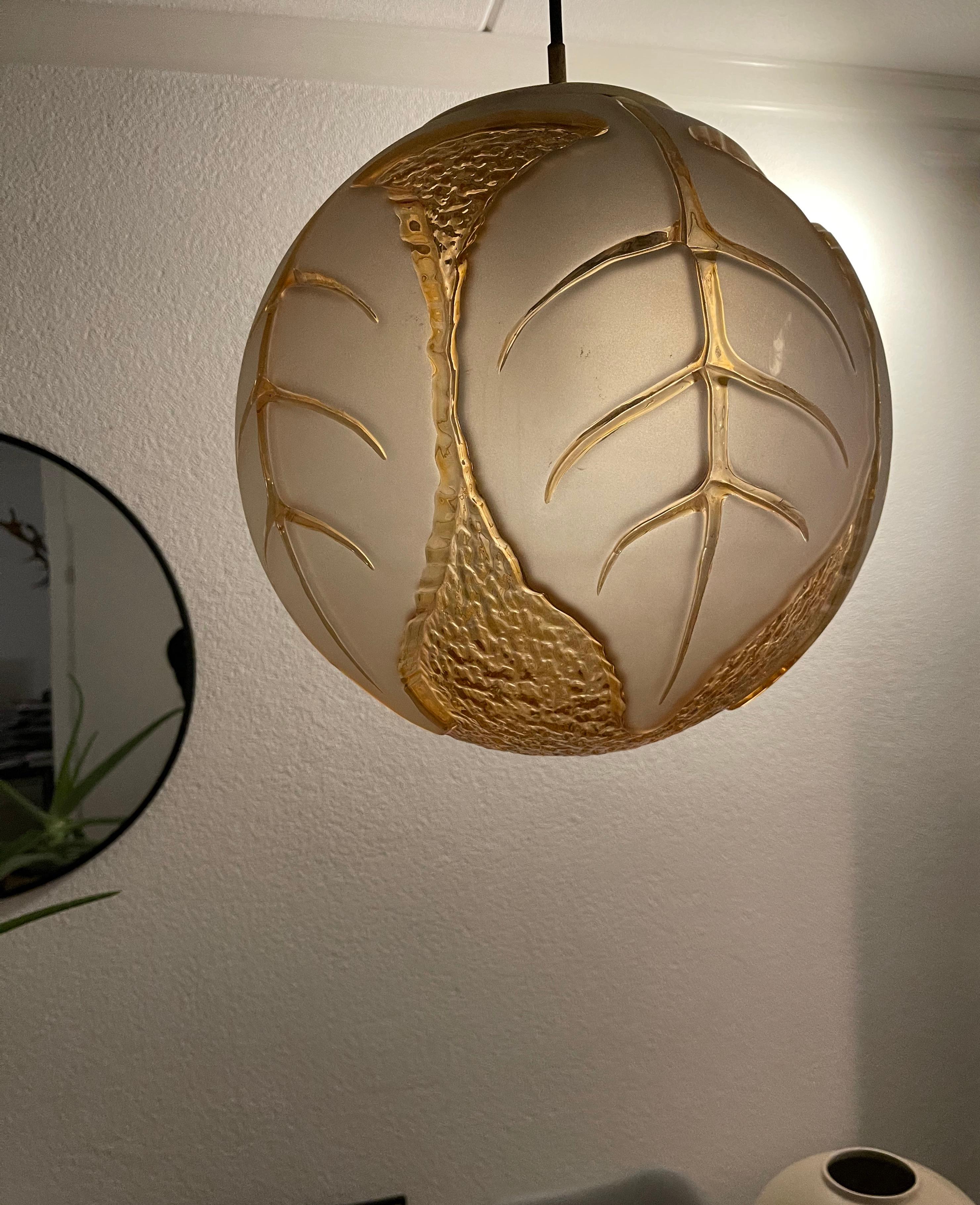 Good Size and Marvelous Shape Midcentury Modern Glass Beech Leaf Pendant Light In Good Condition For Sale In Lisse, NL