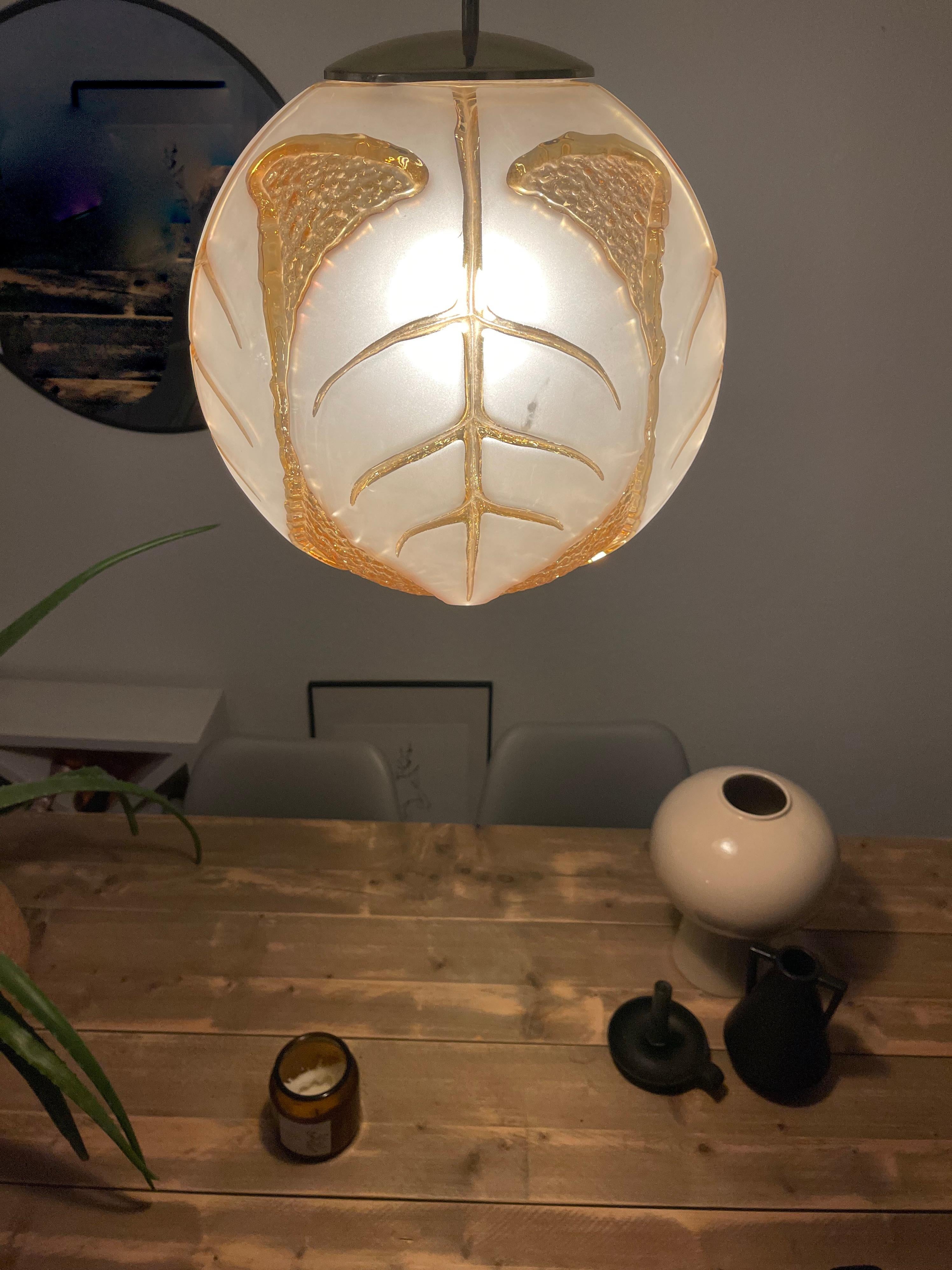 Verre Lampe à suspension en verre en forme de feuille de hêtre de bonne taille et de forme fantaisiste, mi-siècle moderne en vente