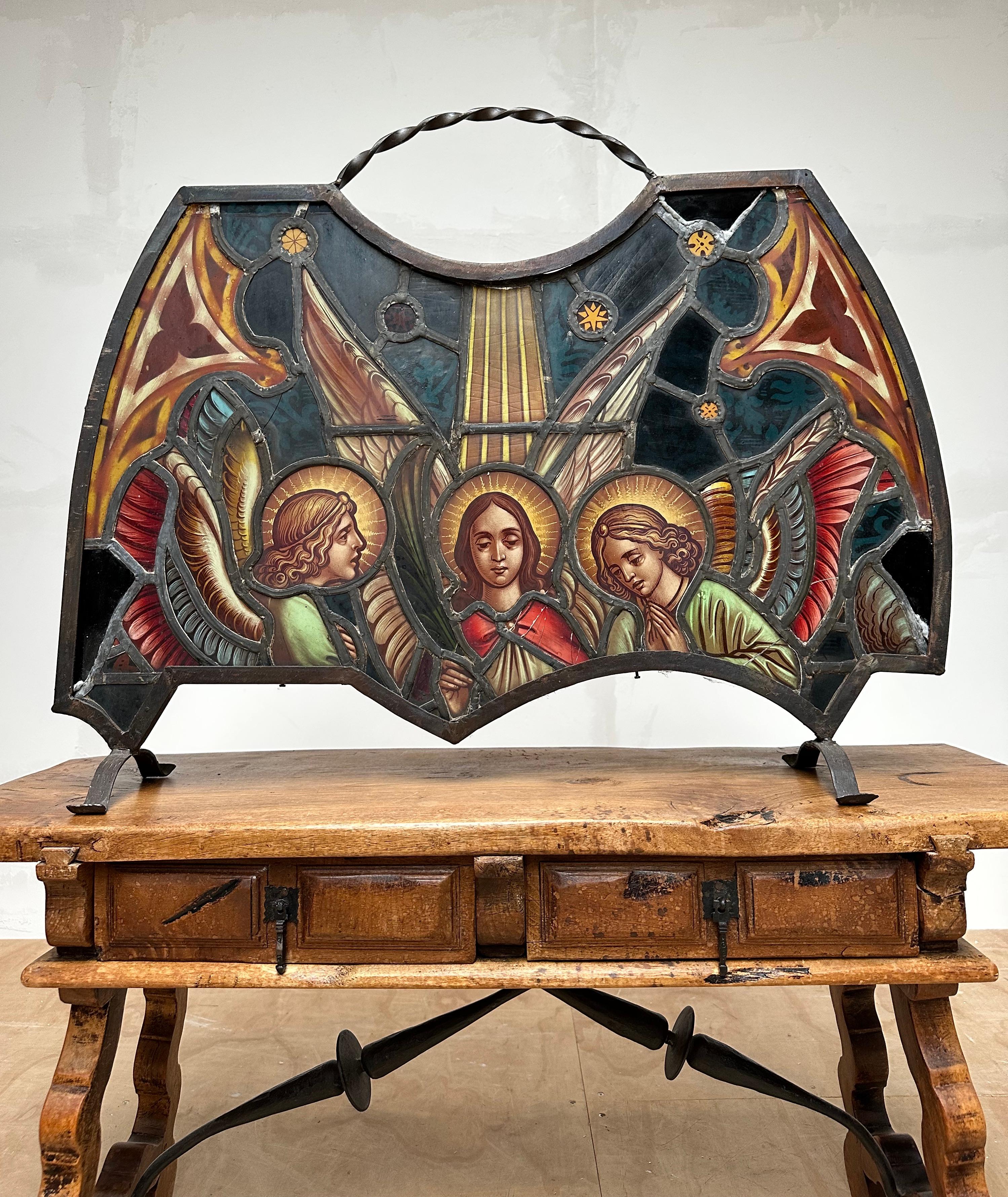 Gute Größe Antike Gotik Revival Hand gemalt & Stain Bleiglas Kaminschirm  (Neugotik) im Angebot
