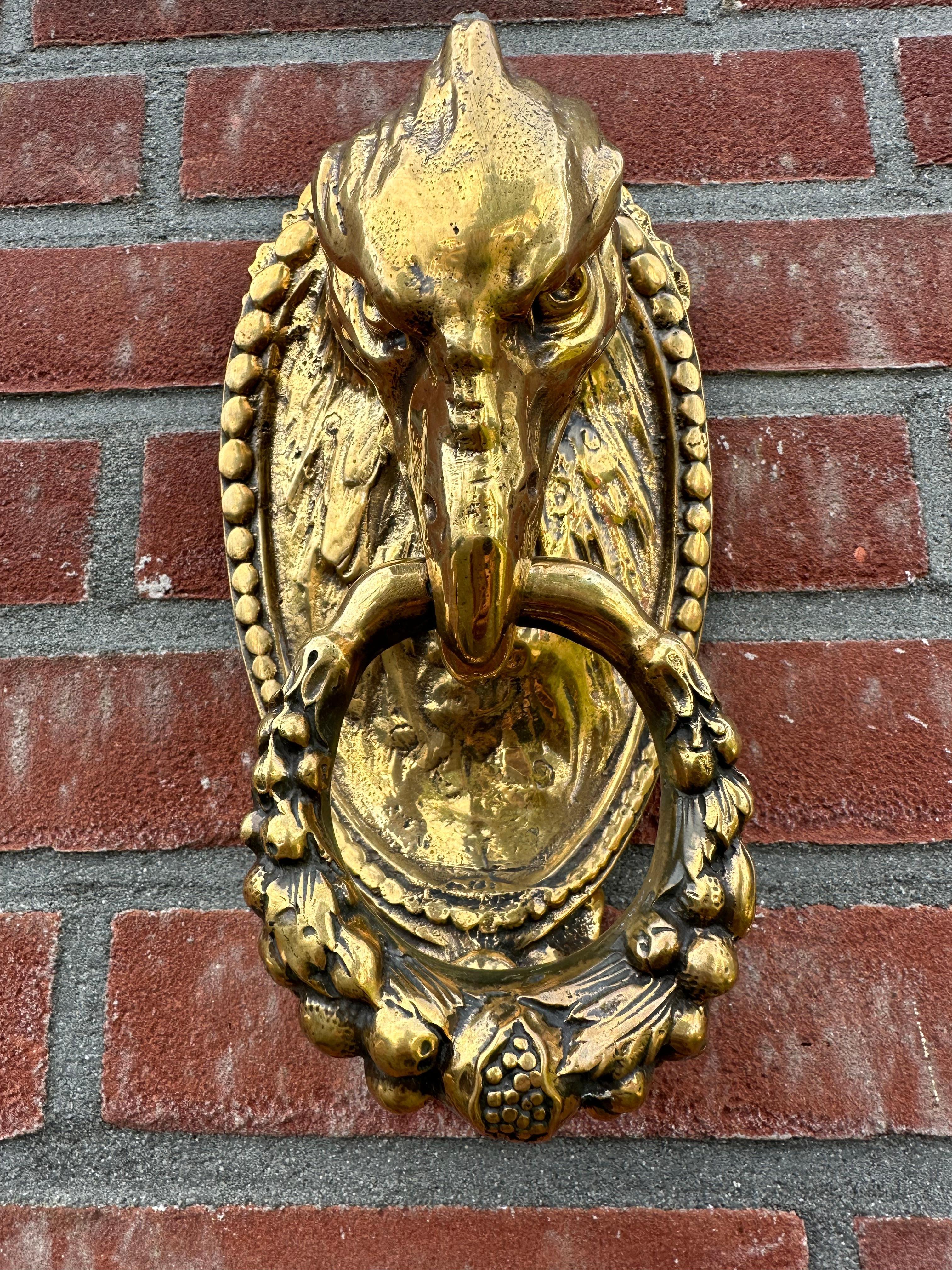 Arts and Crafts Ancienne et monumentale, sculpture de tête d'aigle en bronze de bonne taille  en vente