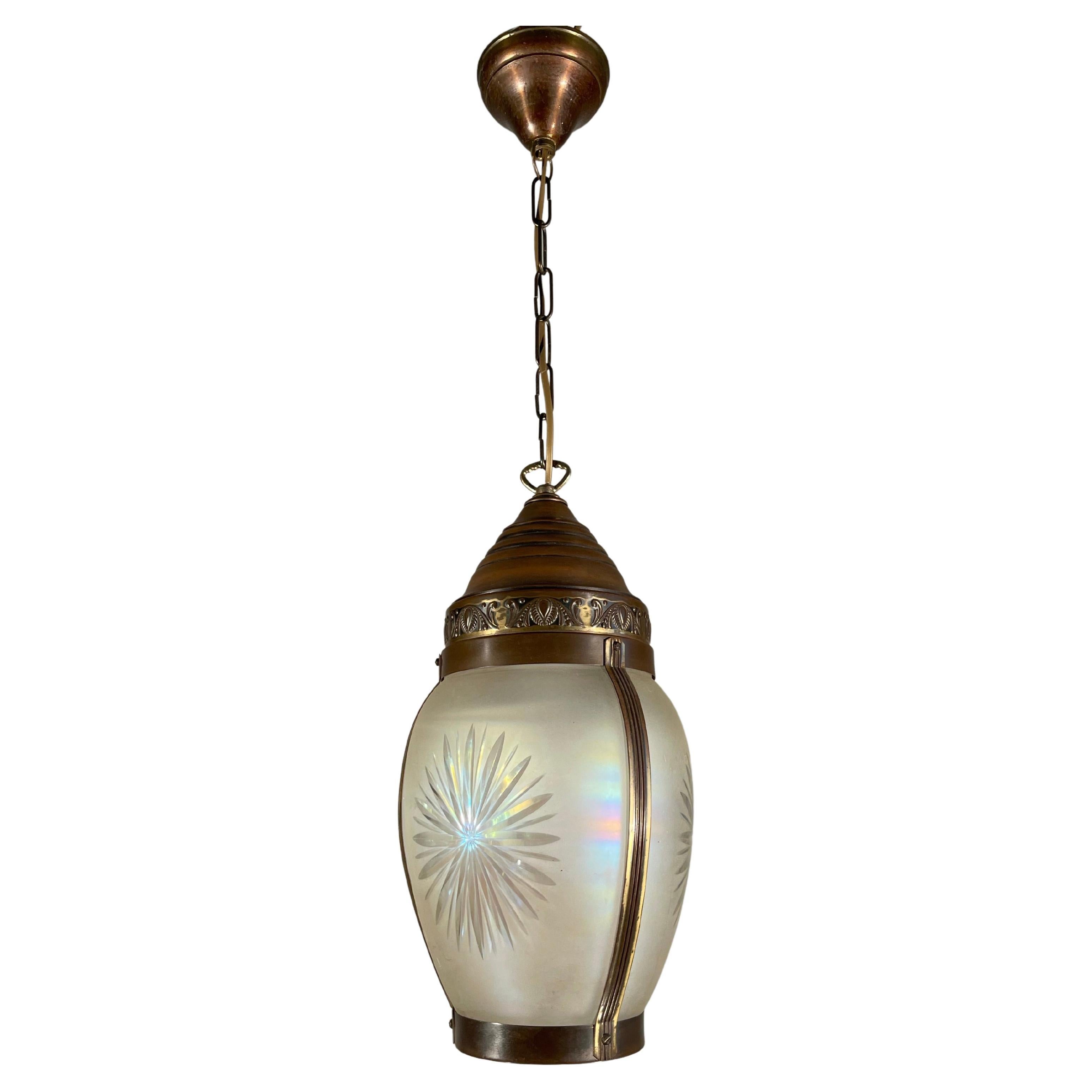 Lanterne d'entrée / Pendentif en laiton, verre étoilé gravé Arts & Crafts de bonne taille