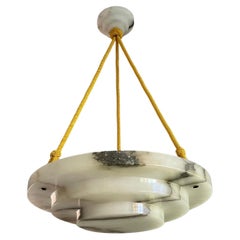 Dimensioni buone e grande design Ciondolo / lampadario in alabastro stratificato Art Deco del 1915 ca.