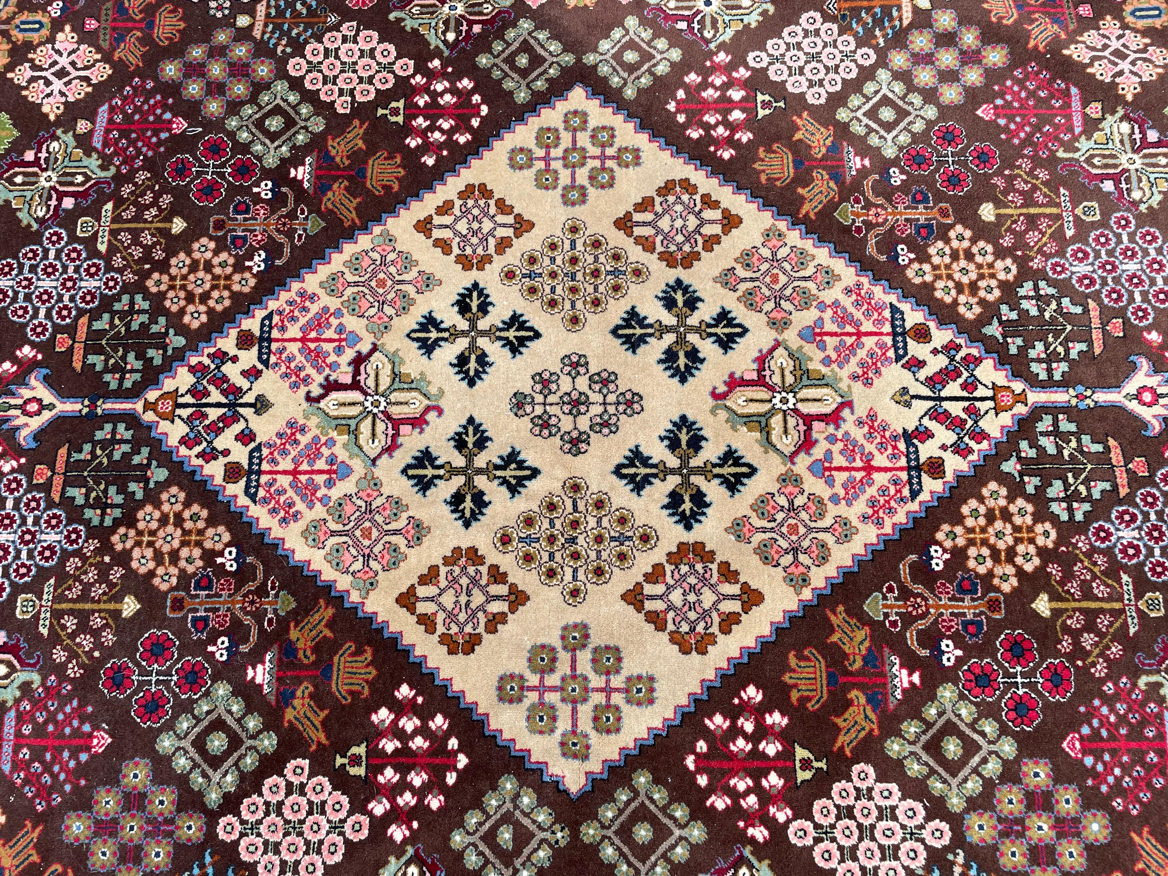 Gute Größe & gut aussehender handgeknüpfter Vintage-Teppich mit lebhaften Farben im Angebot 4