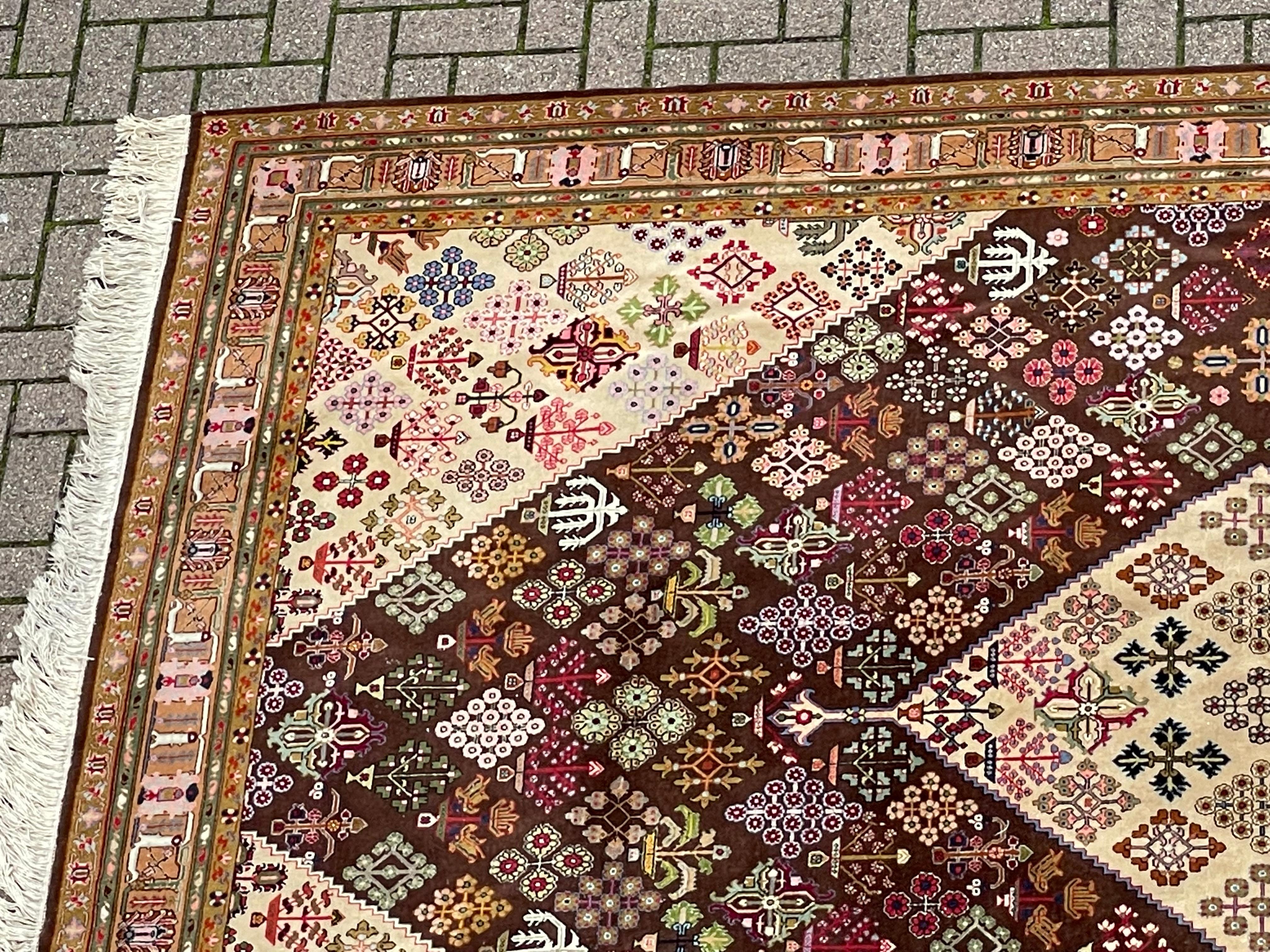 Gute Größe & gut aussehender handgeknüpfter Vintage-Teppich mit lebhaften Farben (Albanisch) im Angebot