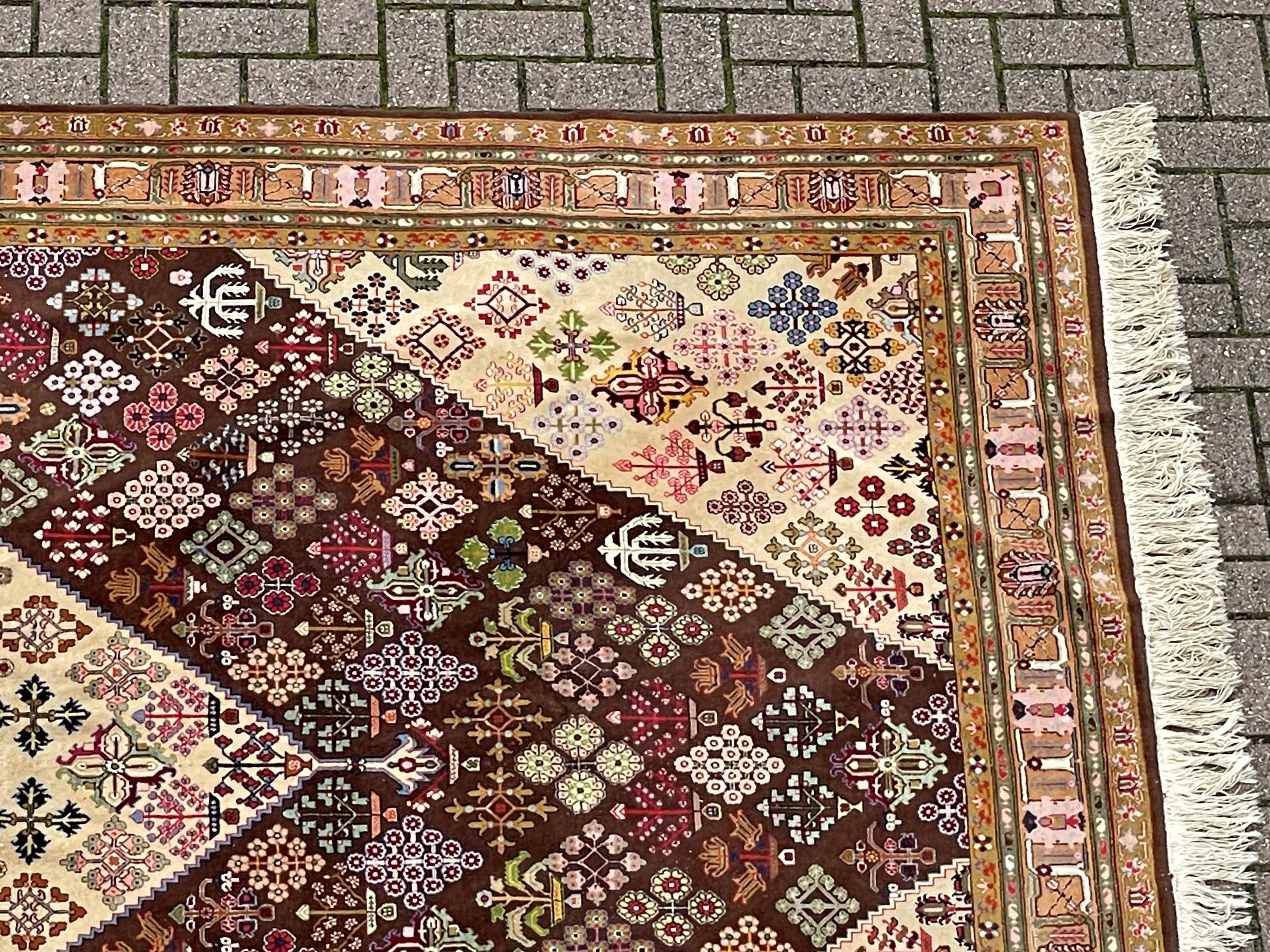 Gute Größe & gut aussehender handgeknüpfter Vintage-Teppich mit lebhaften Farben (Gefärbt) im Angebot