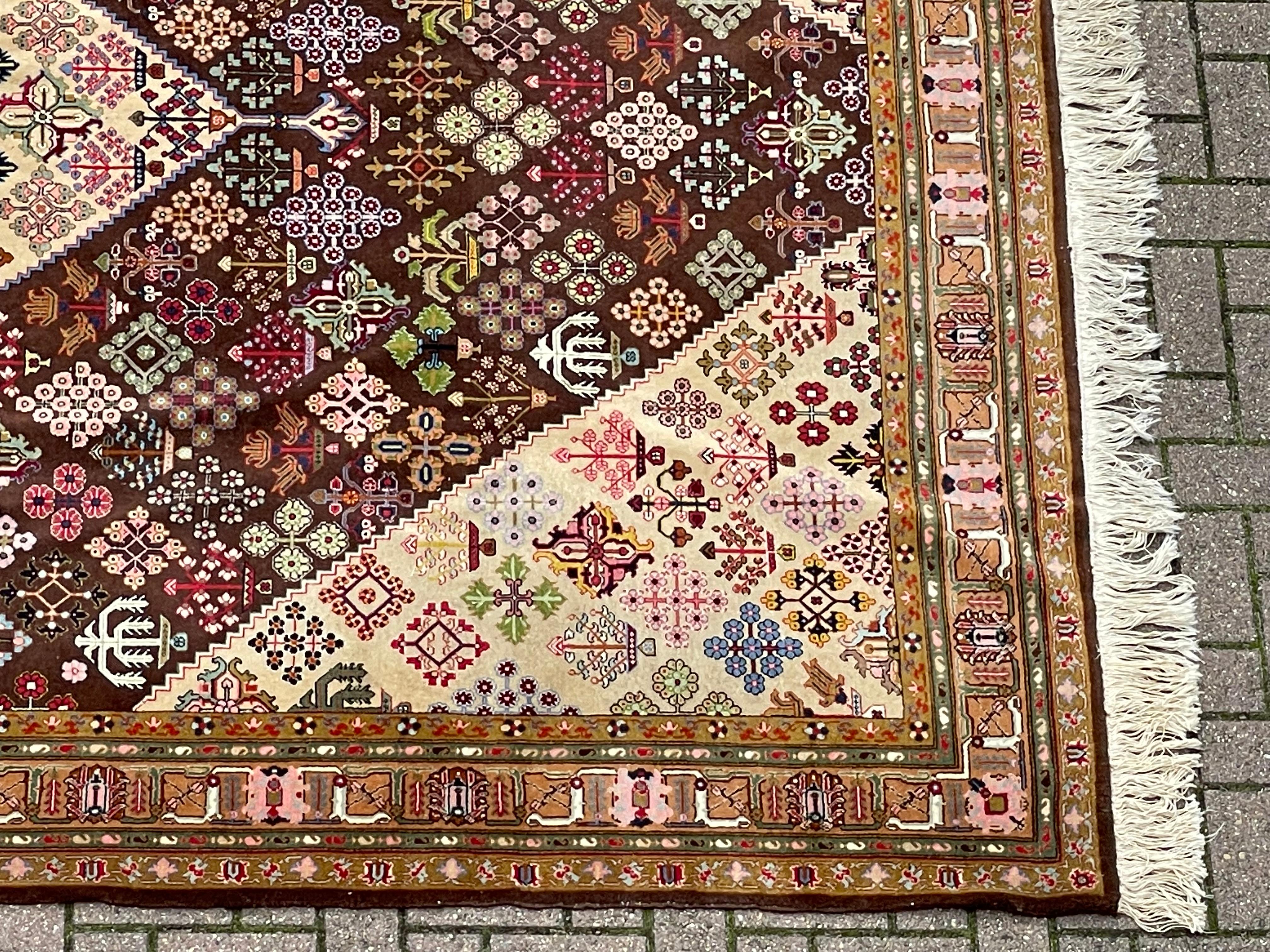 Good Size & Great Looking Vintage Hand Knotted Rug / Carpet with Vibrant Colors In Excellent Condition For Sale In Lisse, NL
