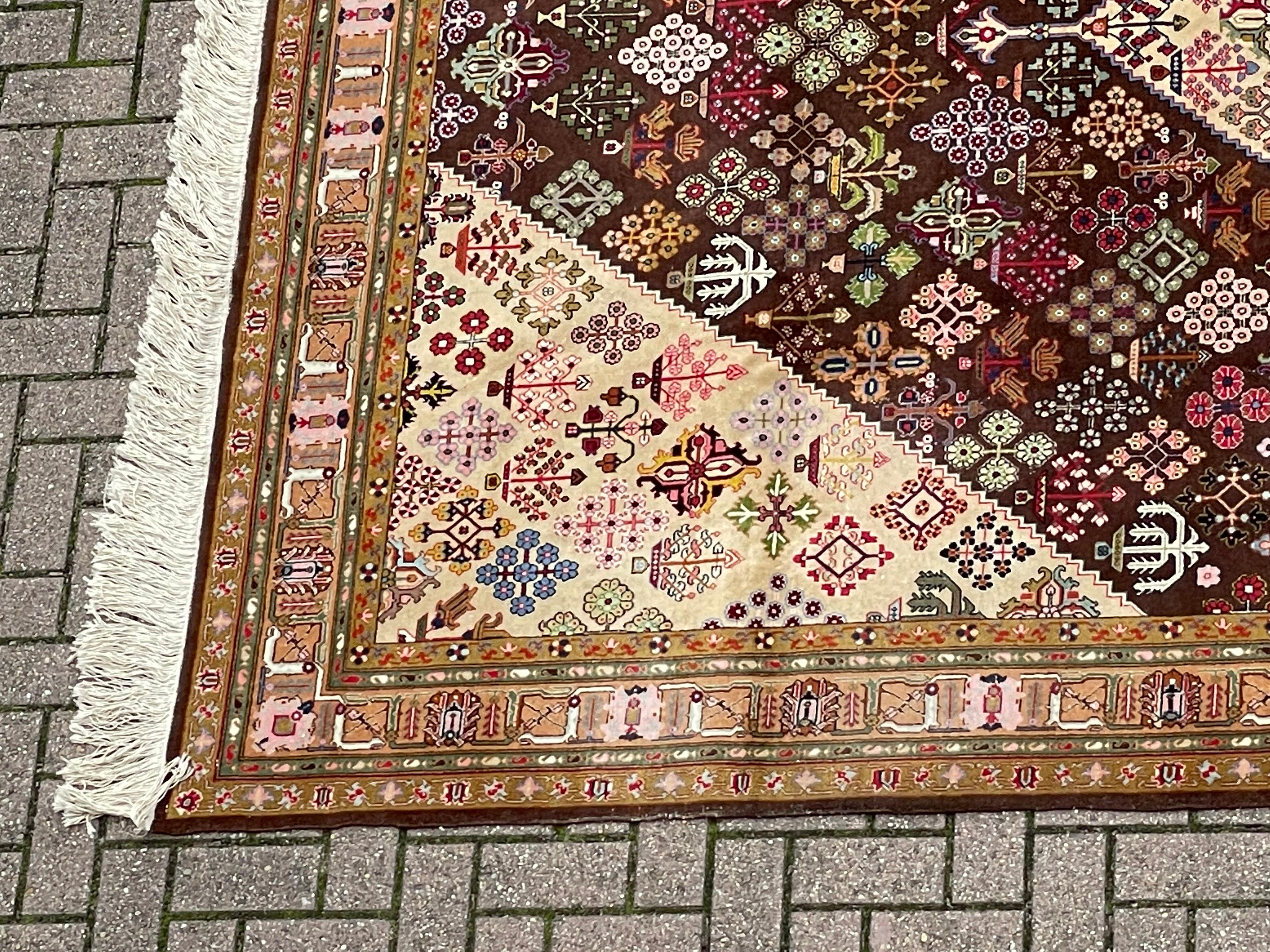 Gute Größe & gut aussehender handgeknüpfter Vintage-Teppich mit lebhaften Farben (20. Jahrhundert) im Angebot