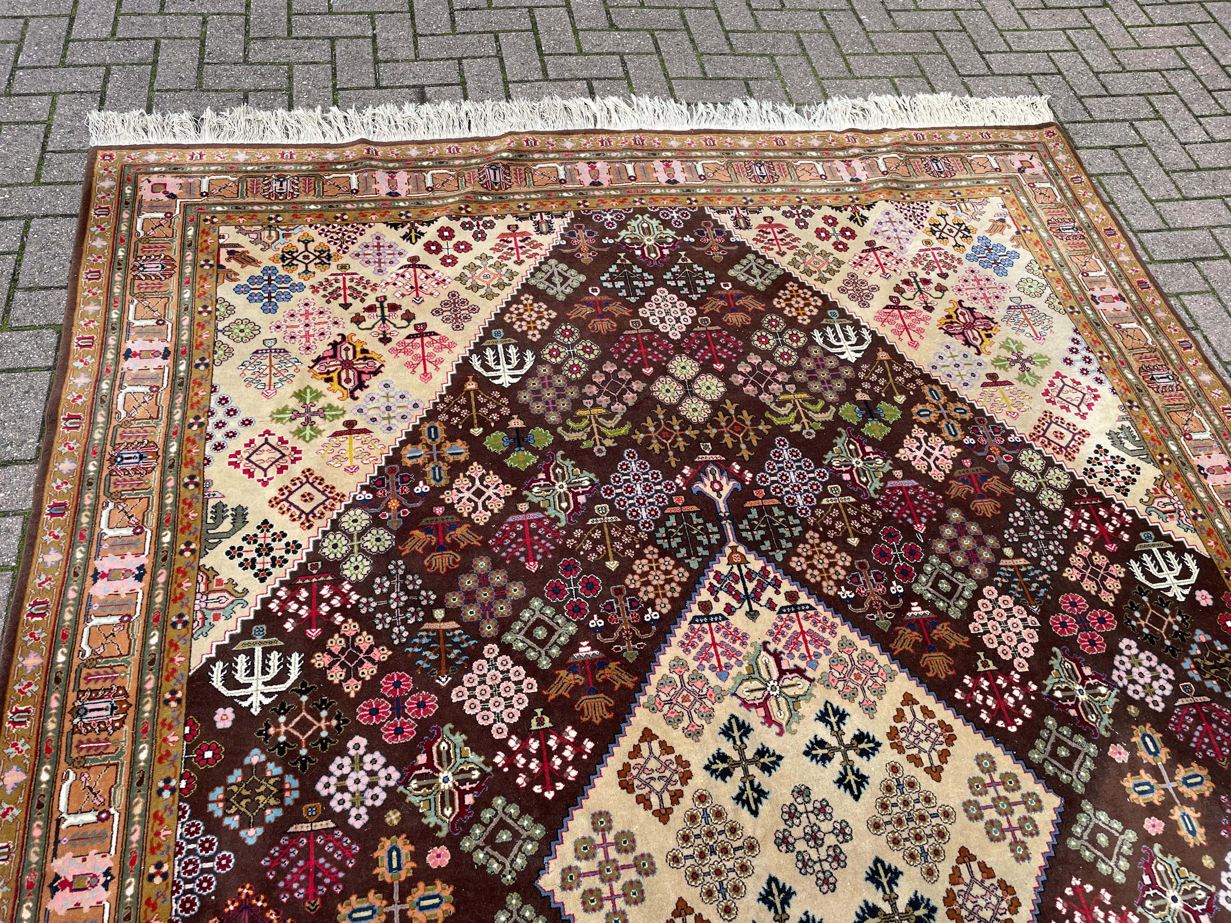 Gute Größe & gut aussehender handgeknüpfter Vintage-Teppich mit lebhaften Farben (Wolle) im Angebot