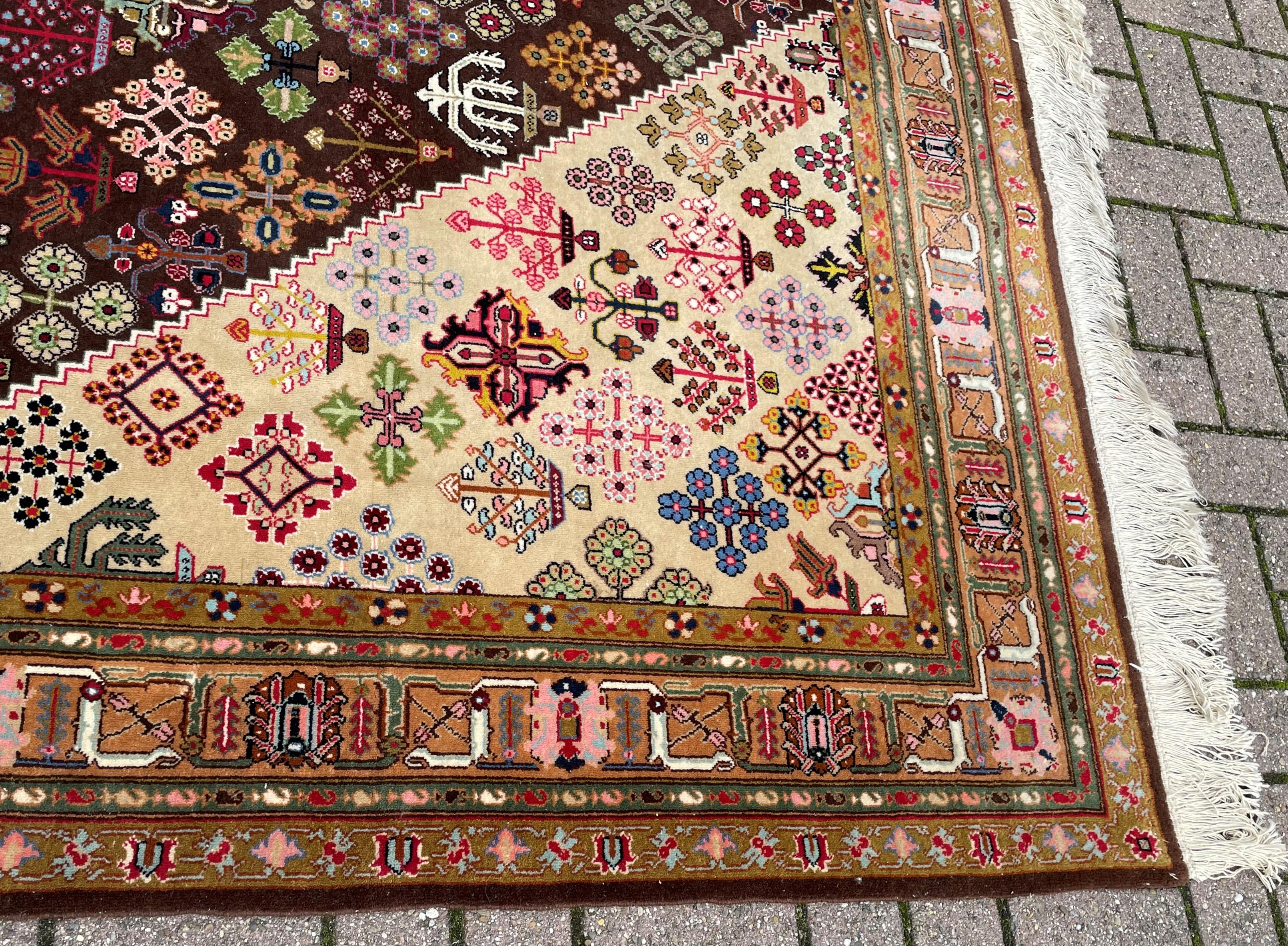 Gute Größe & gut aussehender handgeknüpfter Vintage-Teppich mit lebhaften Farben im Angebot 1