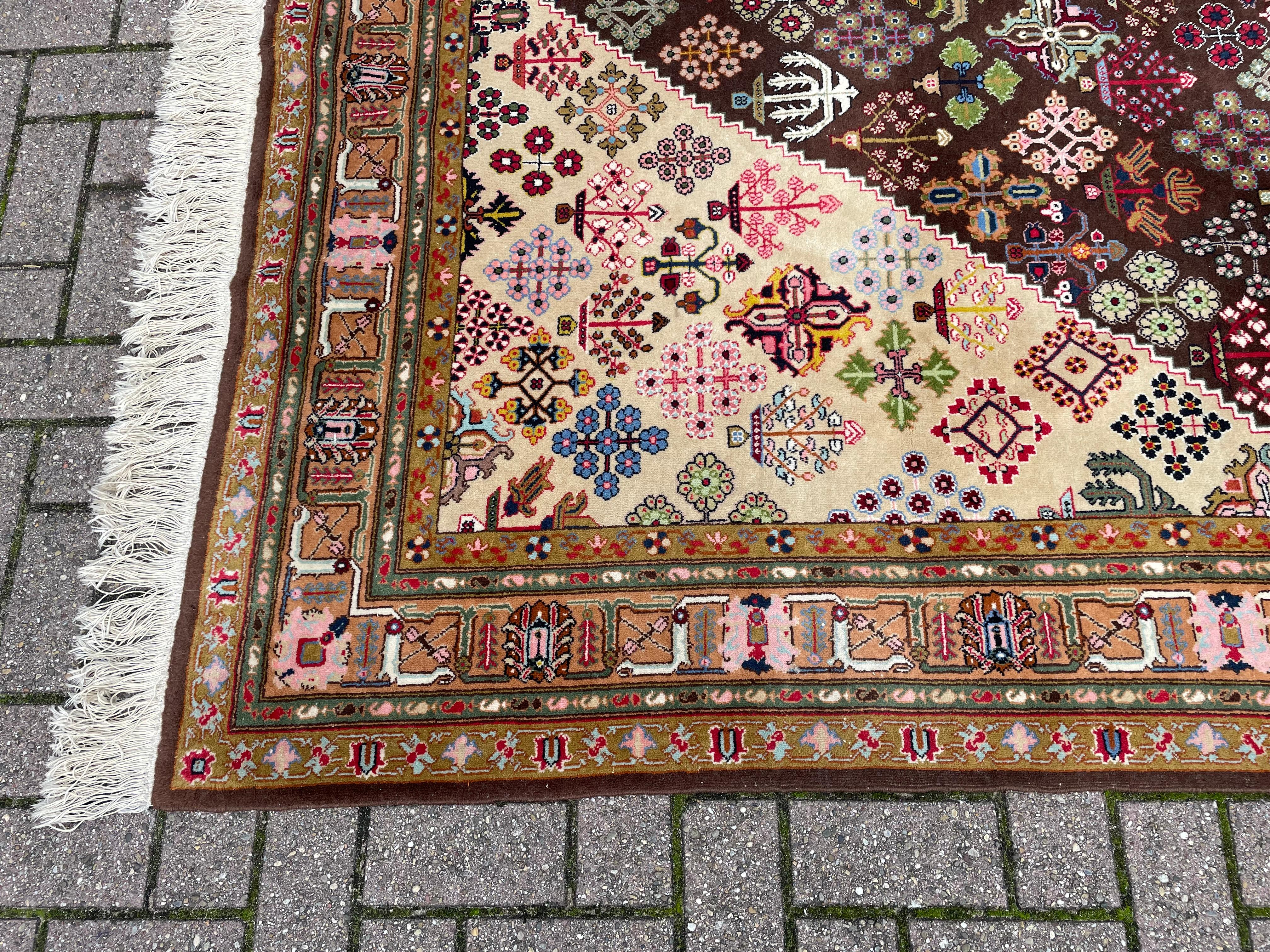 Gute Größe & gut aussehender handgeknüpfter Vintage-Teppich mit lebhaften Farben im Angebot 2