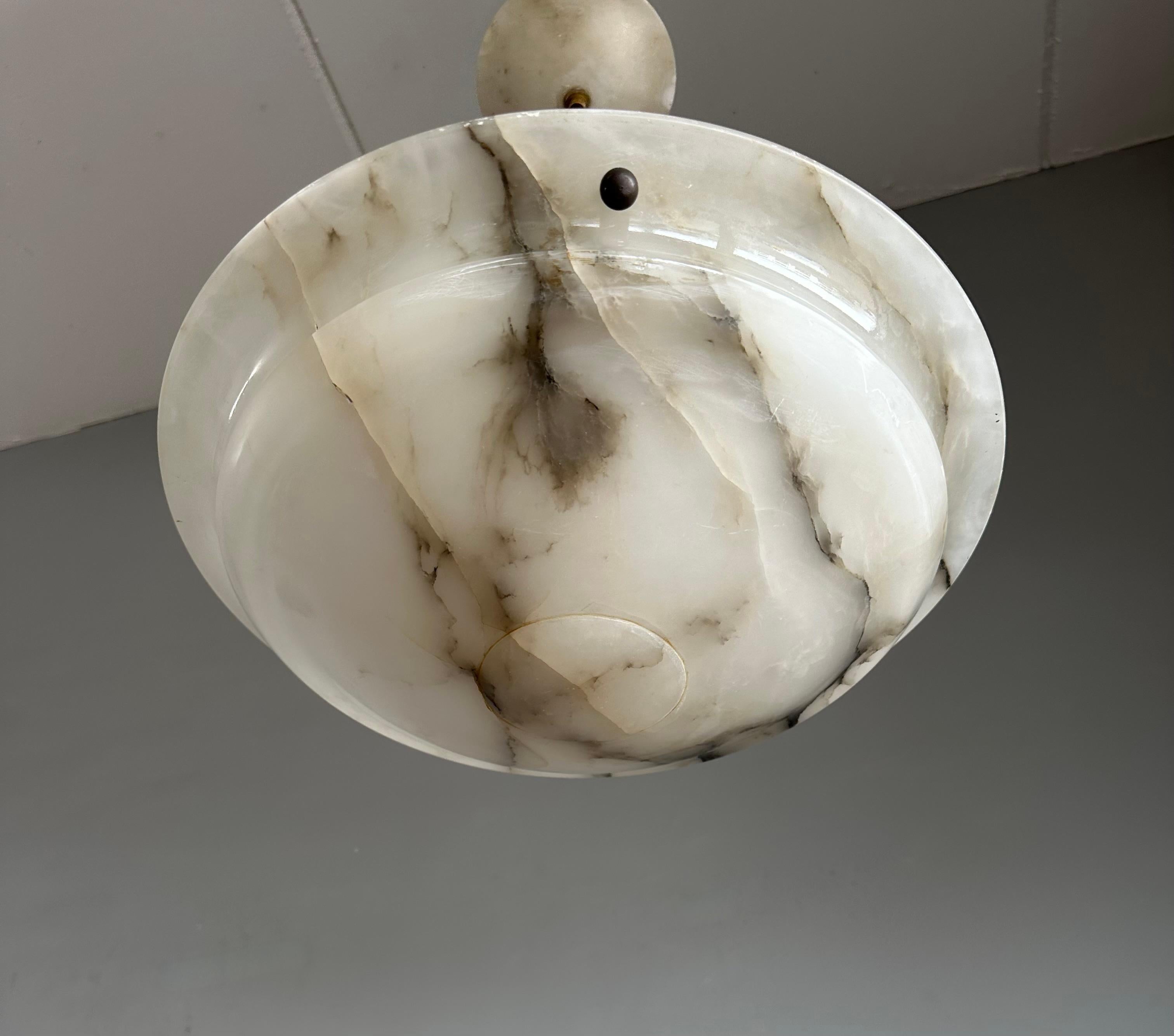 Lampe pendante Art Déco en albâtre blanc et noir de bonne taille et parfaitement équilibrée en vente 3