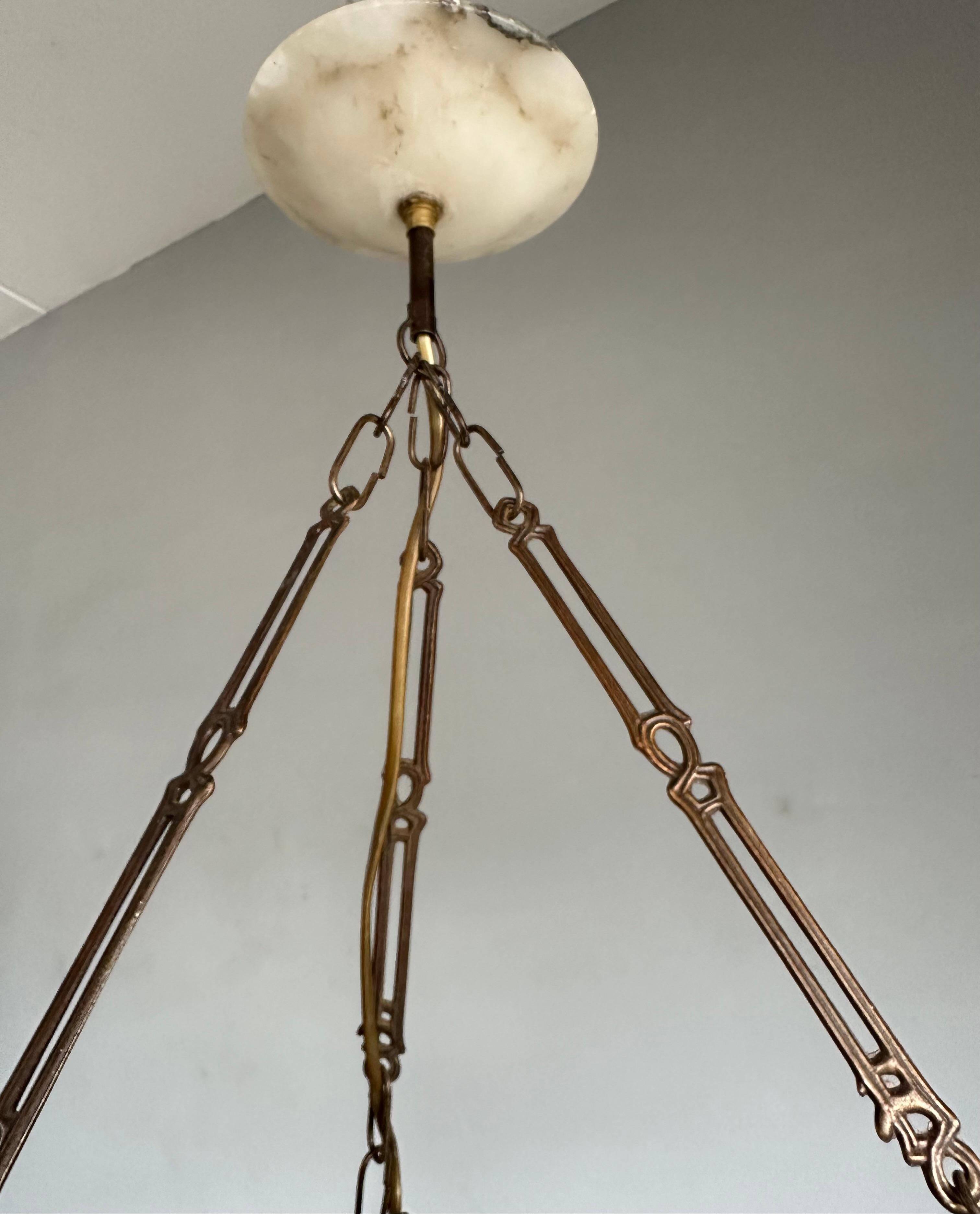 Sculpté à la main Lampe pendante Art Déco en albâtre blanc et noir de bonne taille et parfaitement équilibrée en vente