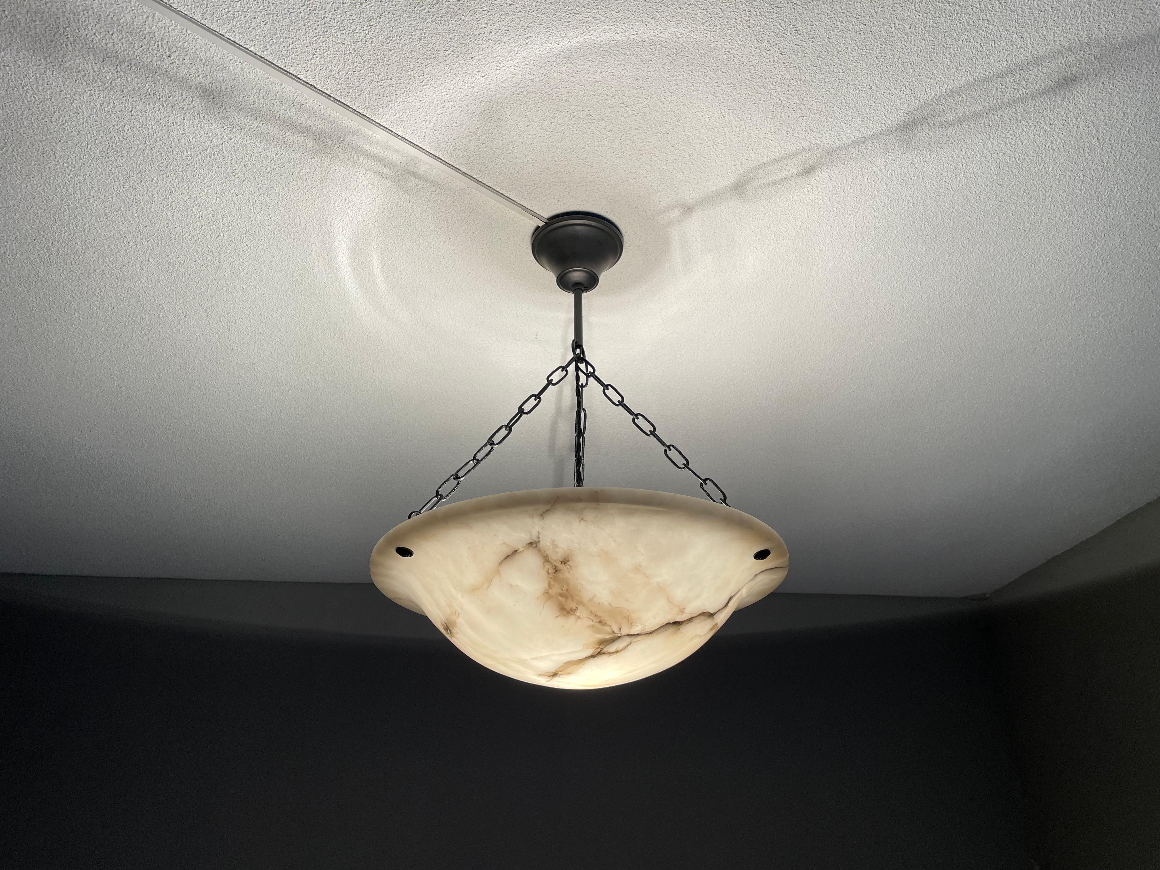 Very good condition and stunning natural veins and patterns alabaster mineral stone pendant.

Thanks to its practical size and timeless design this alabaster chandelier will look great in all kinds of interior styles and also in numerous types of