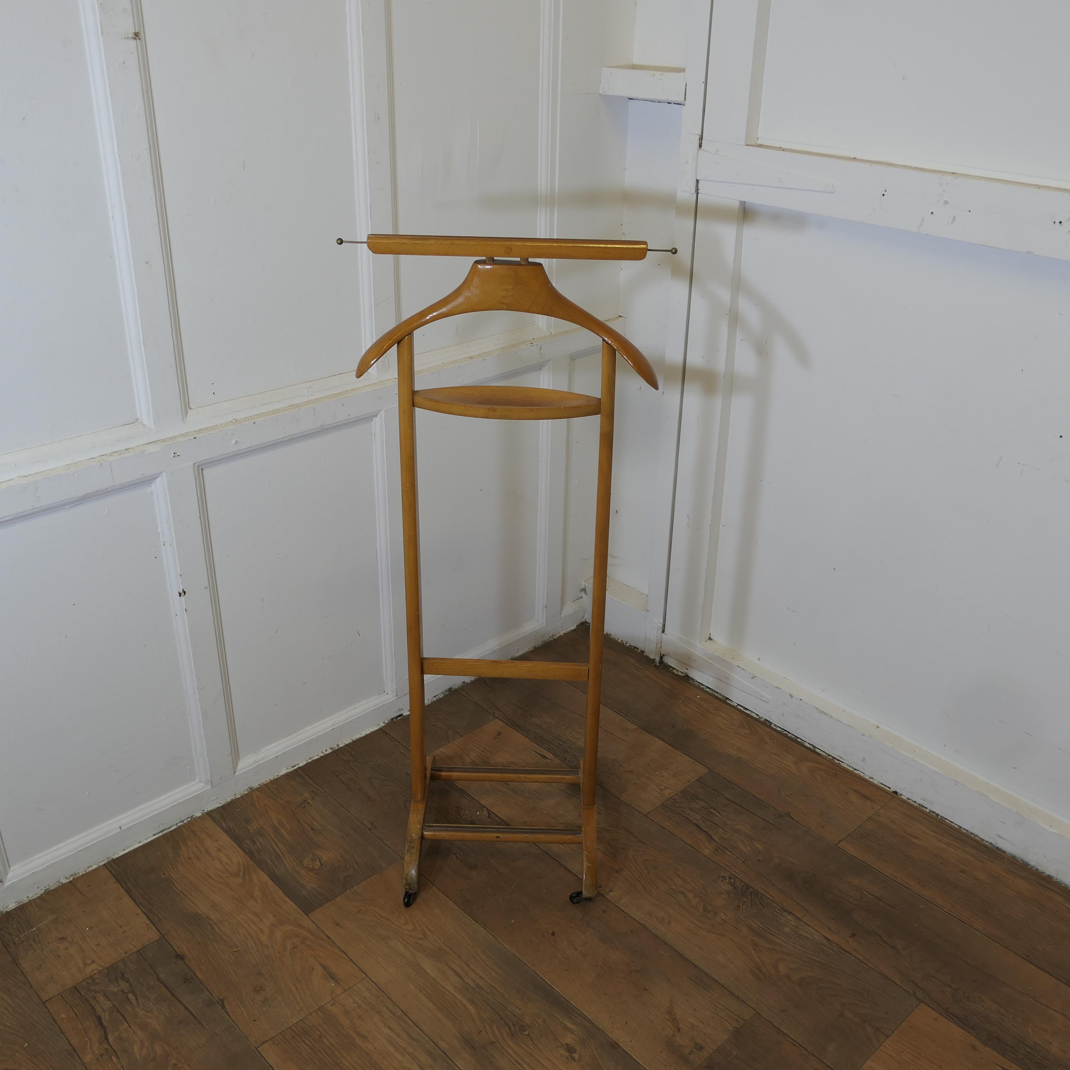 Valigetta da terra o appendiabiti da gentiluomo in stile Art Deco di buona fattura 

 Un pezzo molto utile, l'appendiabiti o valet è realizzato in faggio e può ospitare giacca e pantaloni, ma andrebbe bene anche per i tuoi jeans e una giacca durante