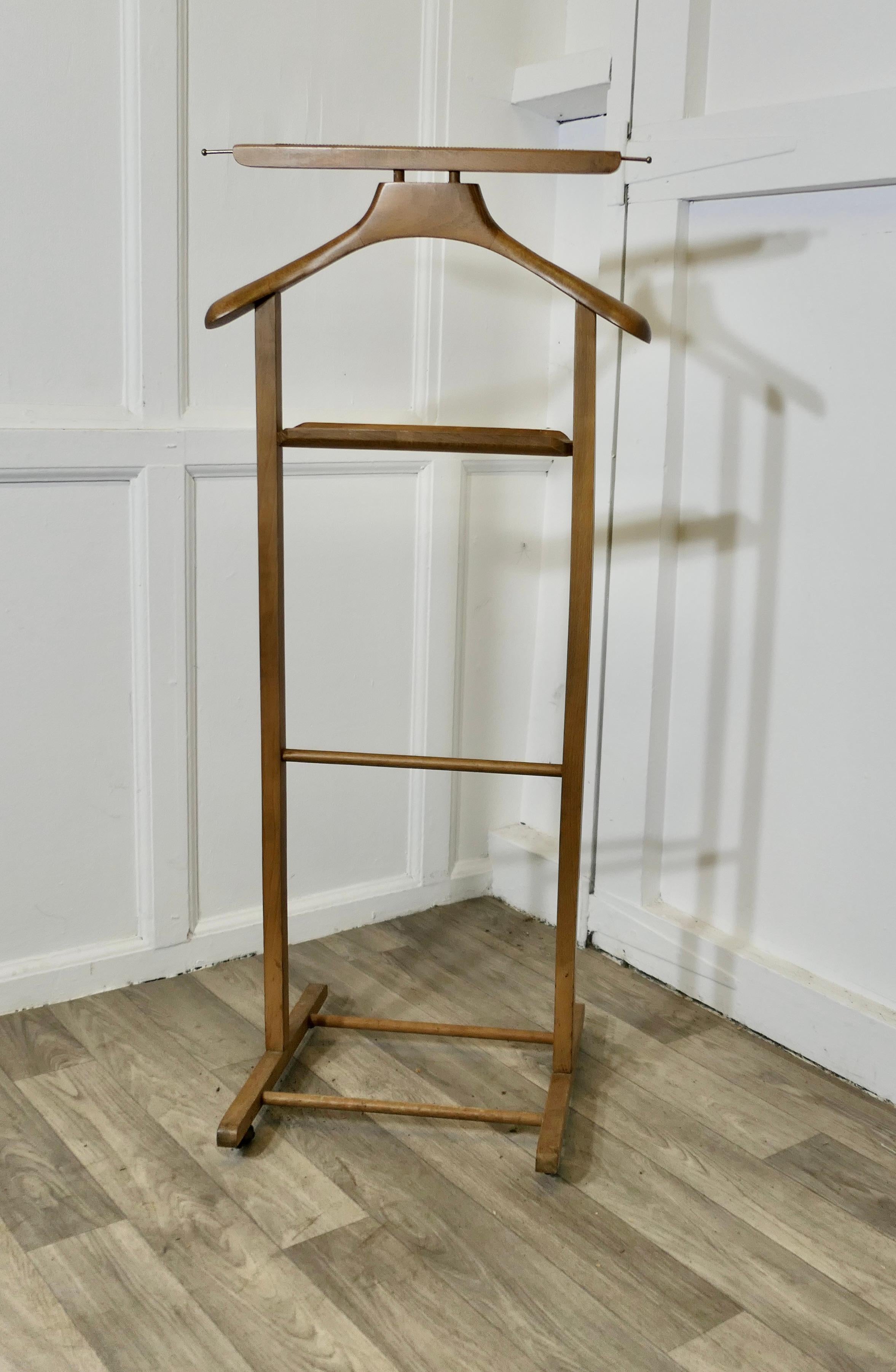 Gute robuste Art Deco Gentleman's Floor Standing Valet oder Anzug Kleiderbügel 

 Ein sehr nützliches Stück, das Valet oder Kleiderständer ist in Buche gemacht, wird es für Jacke und Hose, aber es würde genauso gut für Ihre Jeans und eine Jacke über