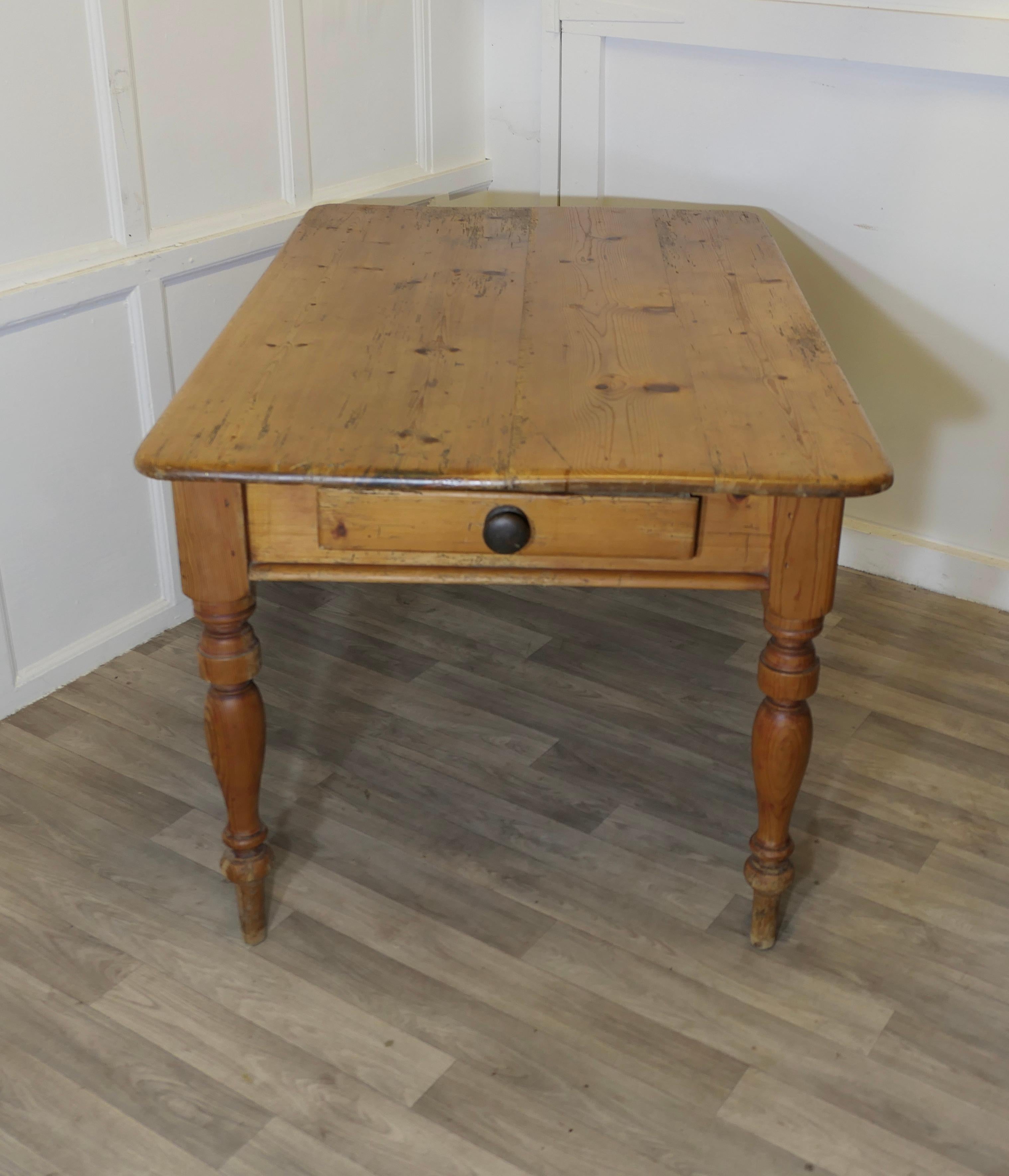 Country Bonne table de cuisine de ferme en pin robuste en vente