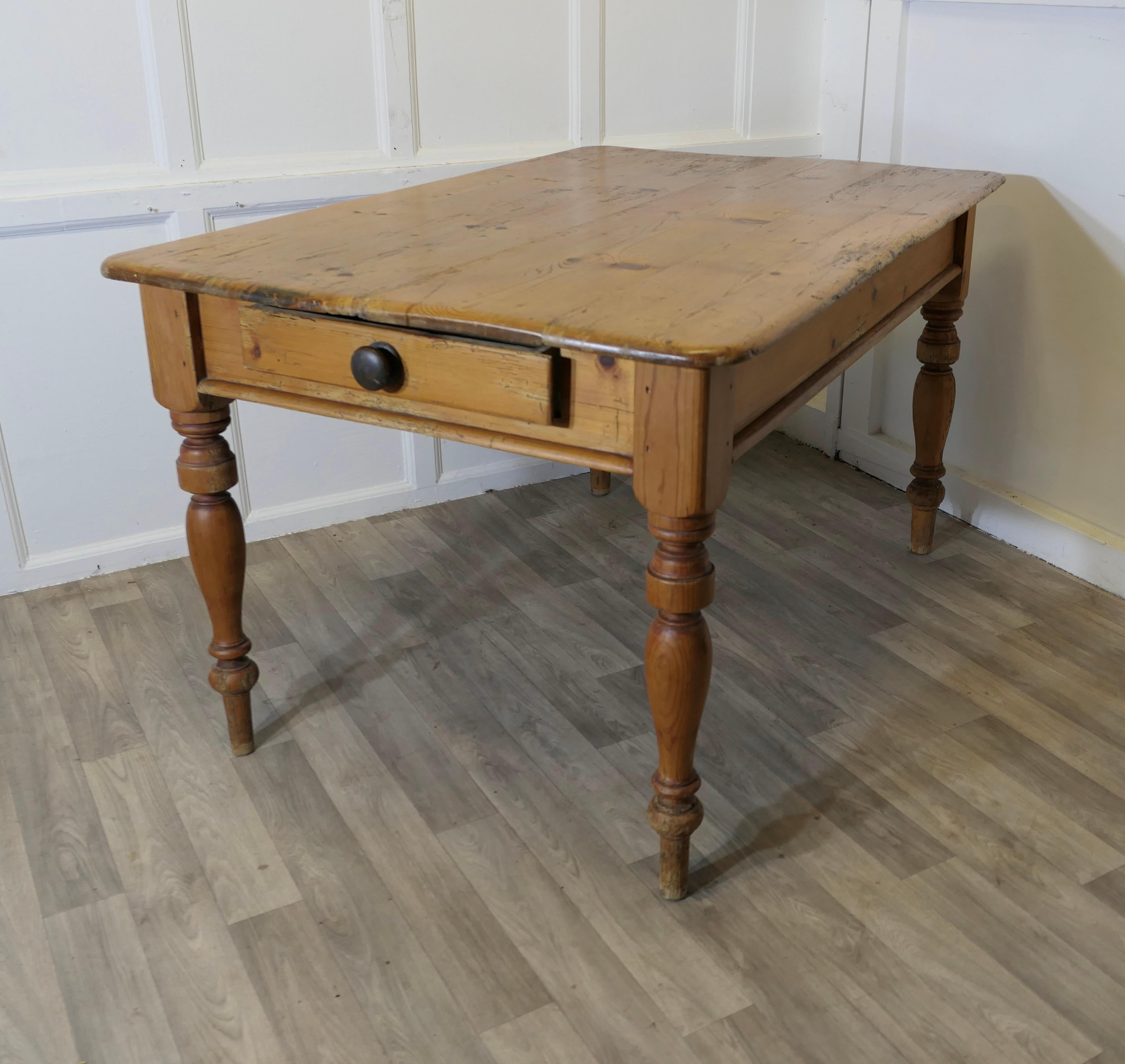 Bonne table de cuisine de ferme en pin robuste Bon état - En vente à Godshill, Isle of Wight