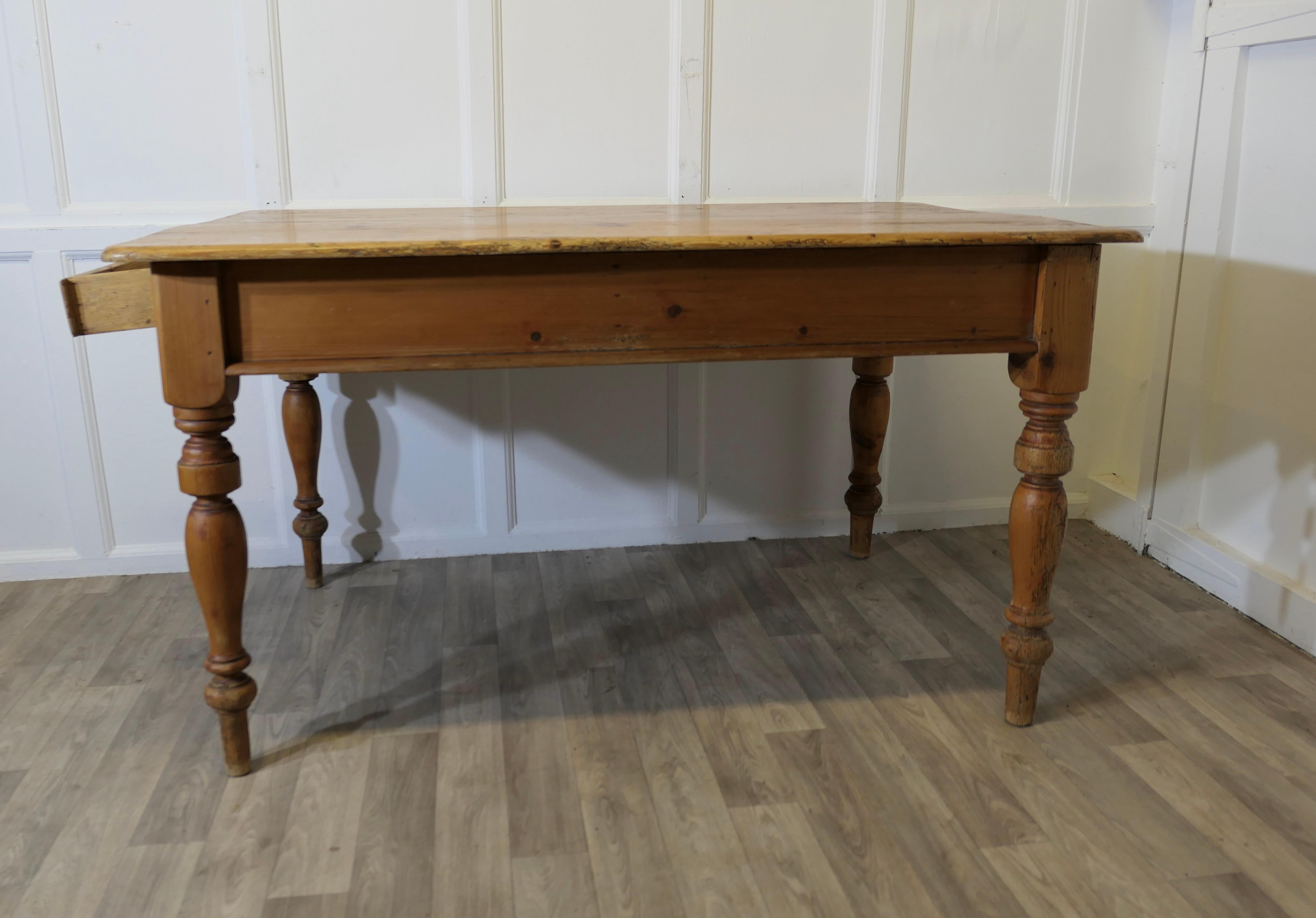 XIXe siècle Bonne table de cuisine de ferme en pin robuste en vente