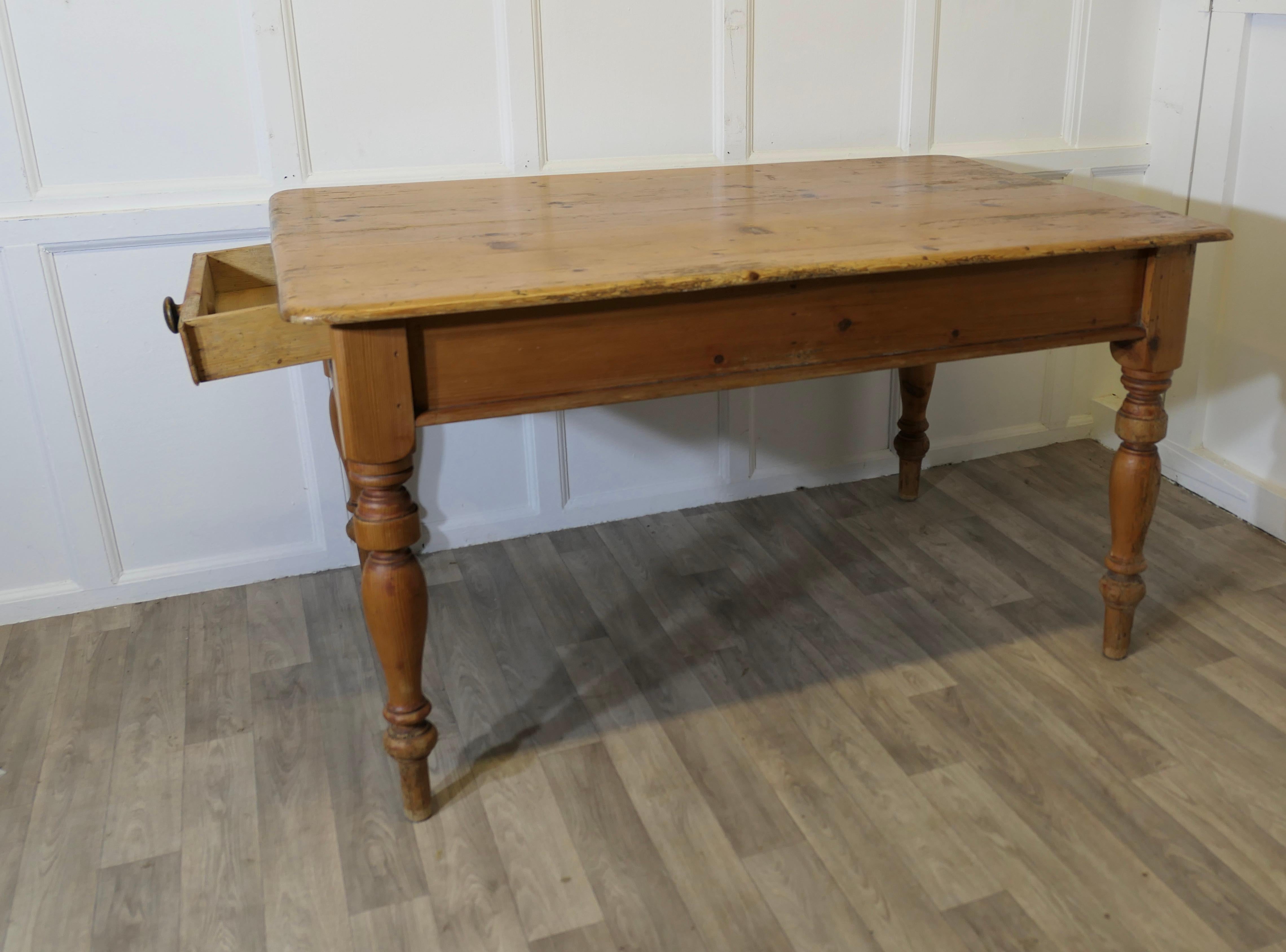Pin Bonne table de cuisine de ferme en pin robuste en vente