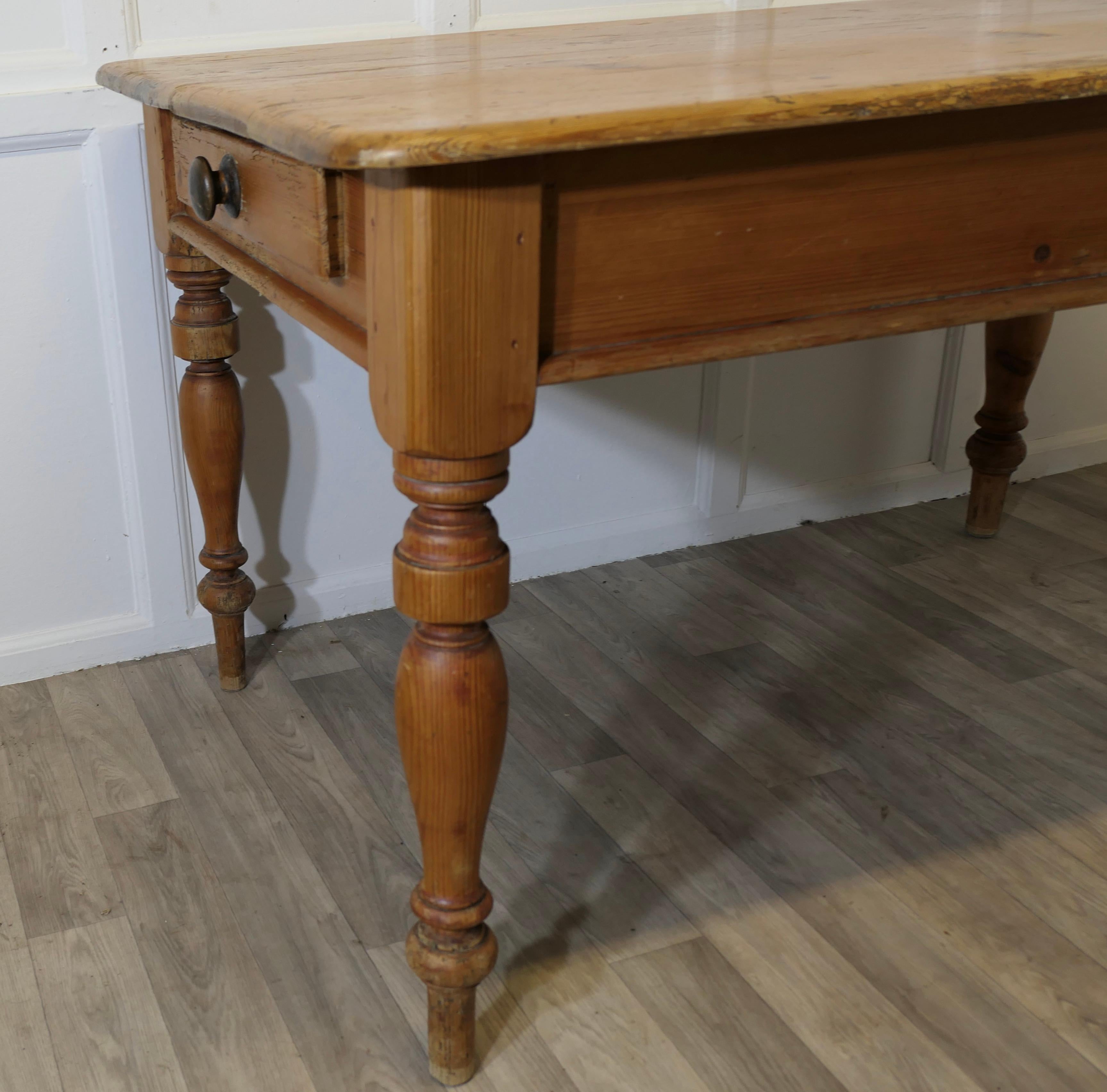Bonne table de cuisine de ferme en pin robuste en vente 1
