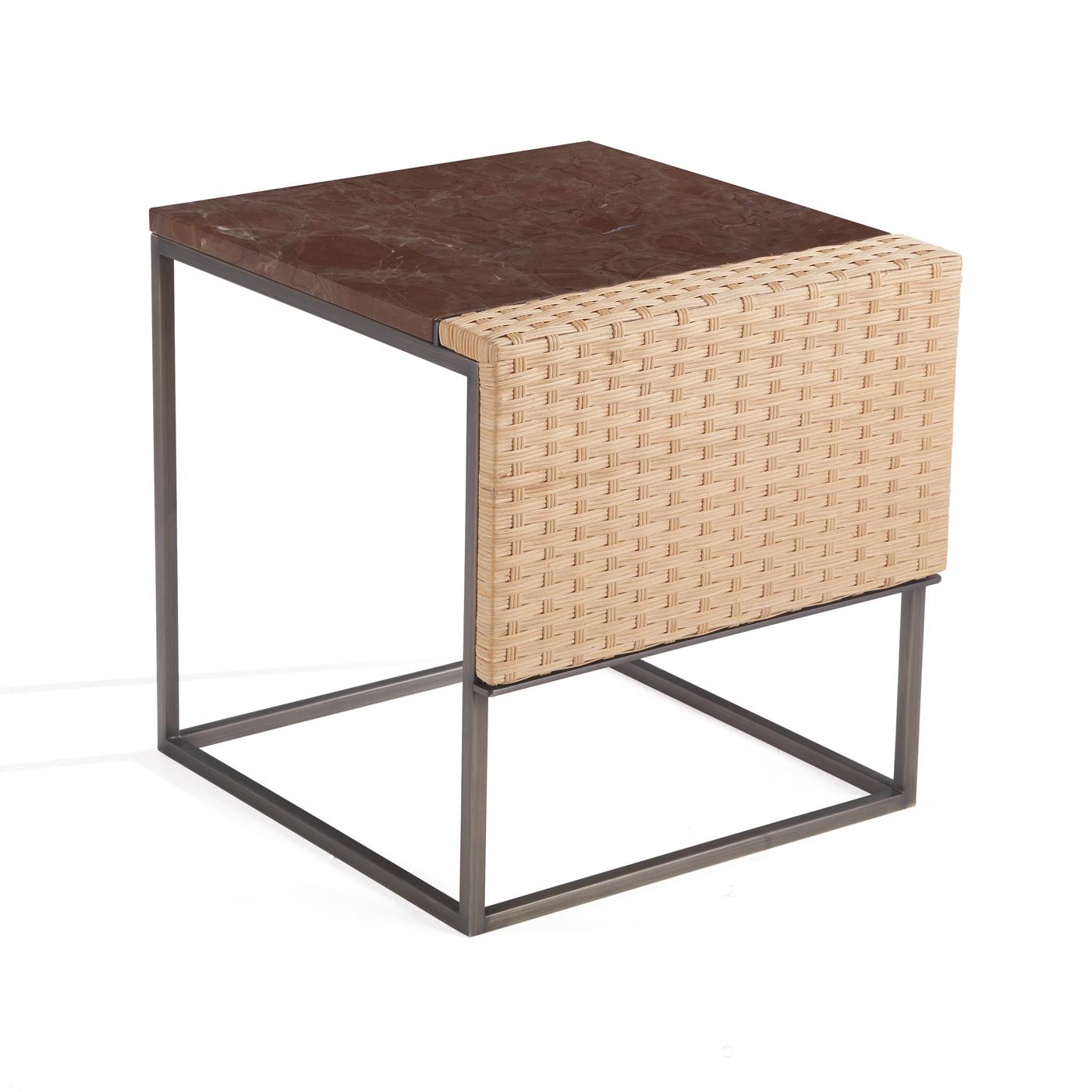 This side table will be a unique and splendid addition to a modern decor. A captivating interplay of refined materials and textures, it is composed of a cubic structure made of brushed brass, covered at its top with a stunning piece of red