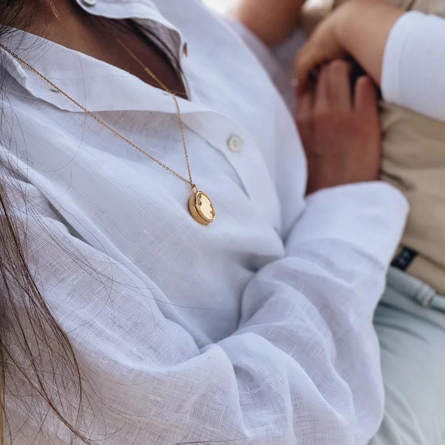A crystal such as Moonstone is said to radiate motherly protection and it’s a great stone for women since it helps during pregnancy and the menstrual cycle.

More about the Good Vibes Locket Moonstone in 18K Solid Gold:
Chain length: 50cm and 60cm