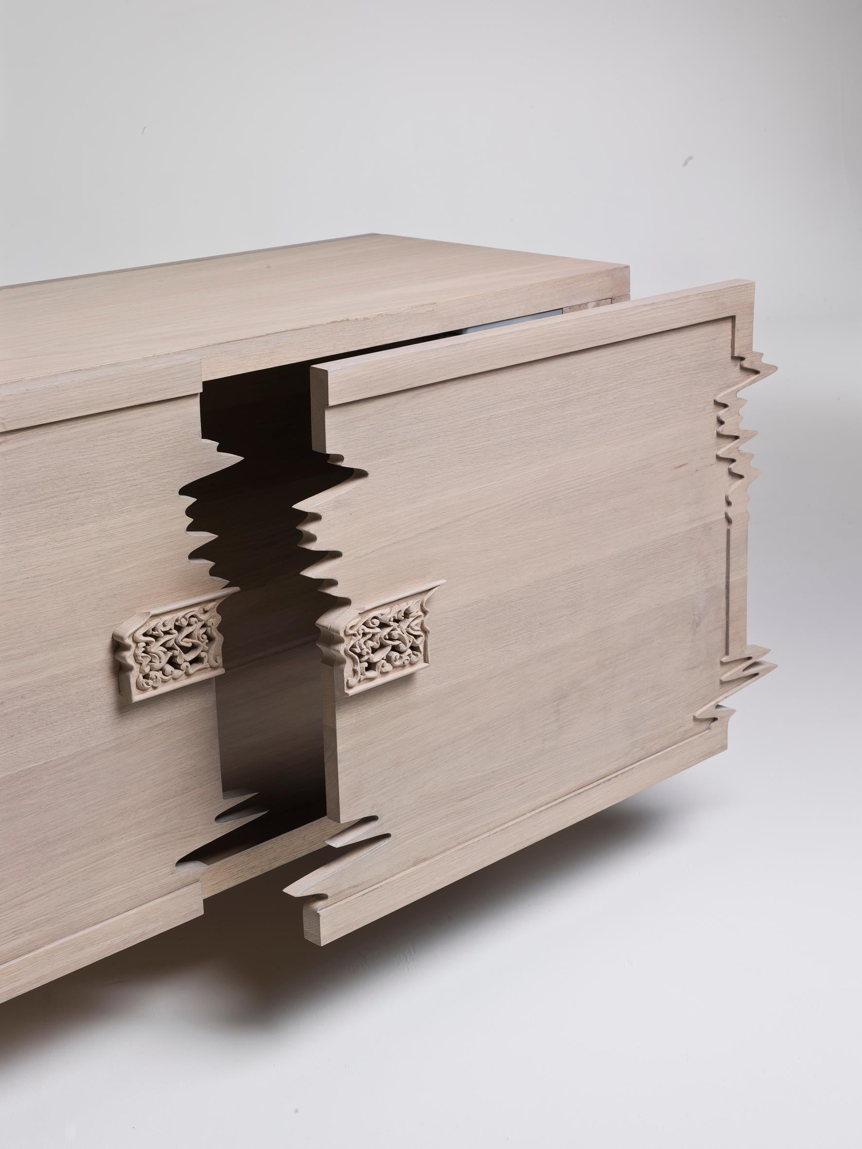 Voici l'unité basse Good Vibrations, une création conçue par l'ingénieux Ferruccio Laviani qui transcende le design conventionnel. Ce chef-d'œuvre en bois de chêne introduit un effet de vibration unique, ajoutant un élément dynamique et ludique à