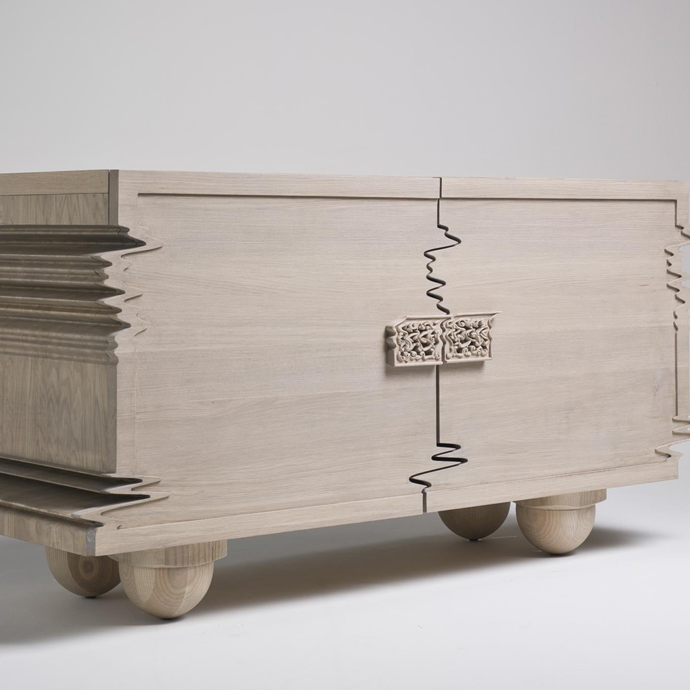 Ce superbe buffet a été conçu par Ferruccio Laviani dans le cadre de la collection Good Vibrations, une série de pièces non conventionnelles qui déconstruit l'esthétique des meubles traditionnels en ajoutant une sensation de mouvement vibratoire à