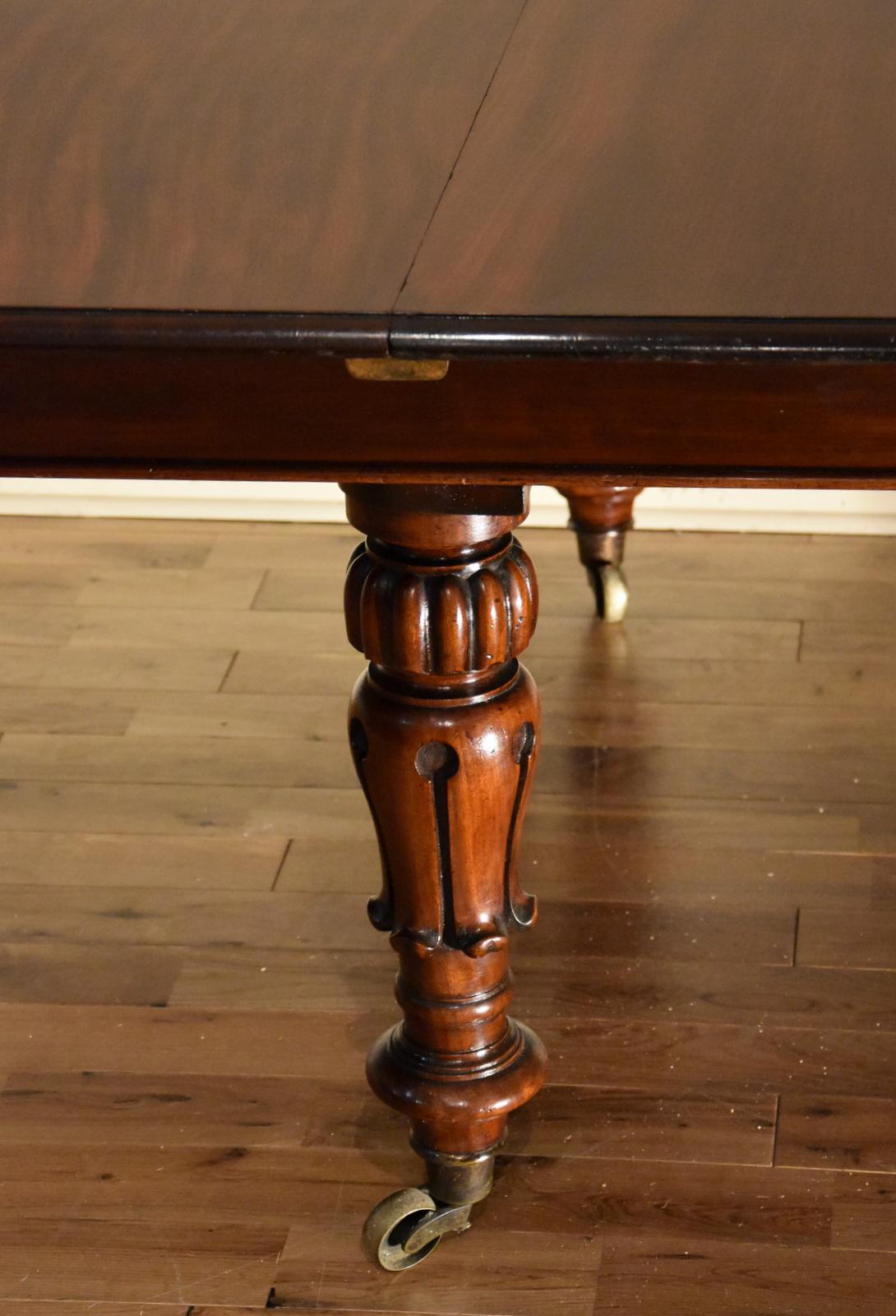 A good William IV mahogany extending dining table with two original leaves.

Dimensions:
Height 28