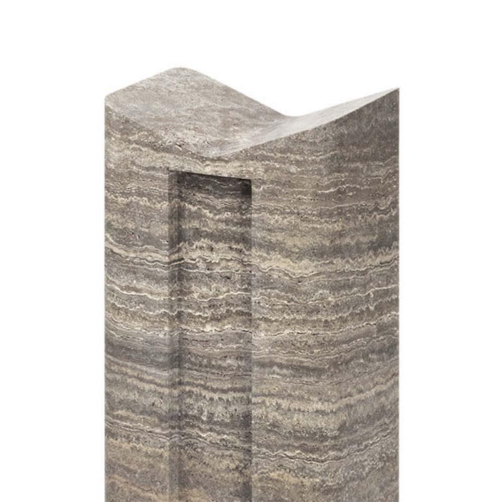 Stand Goodbook Marble con tutta la struttura
in marmo lucido ricavato da un unico blocco
di marmo.