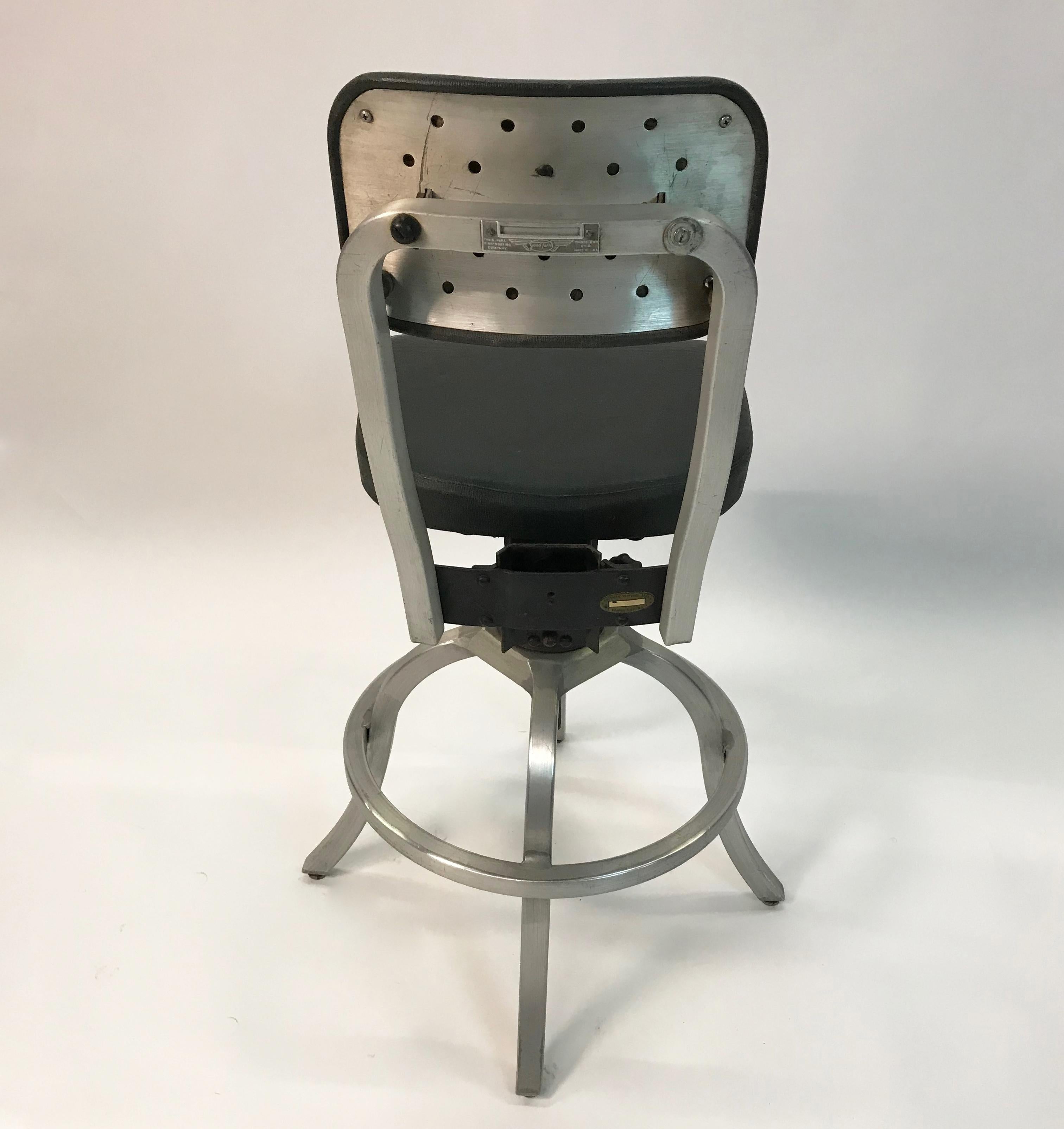 Américain Tabouret de fabrication en aluminium de bonne forme réglable en vente