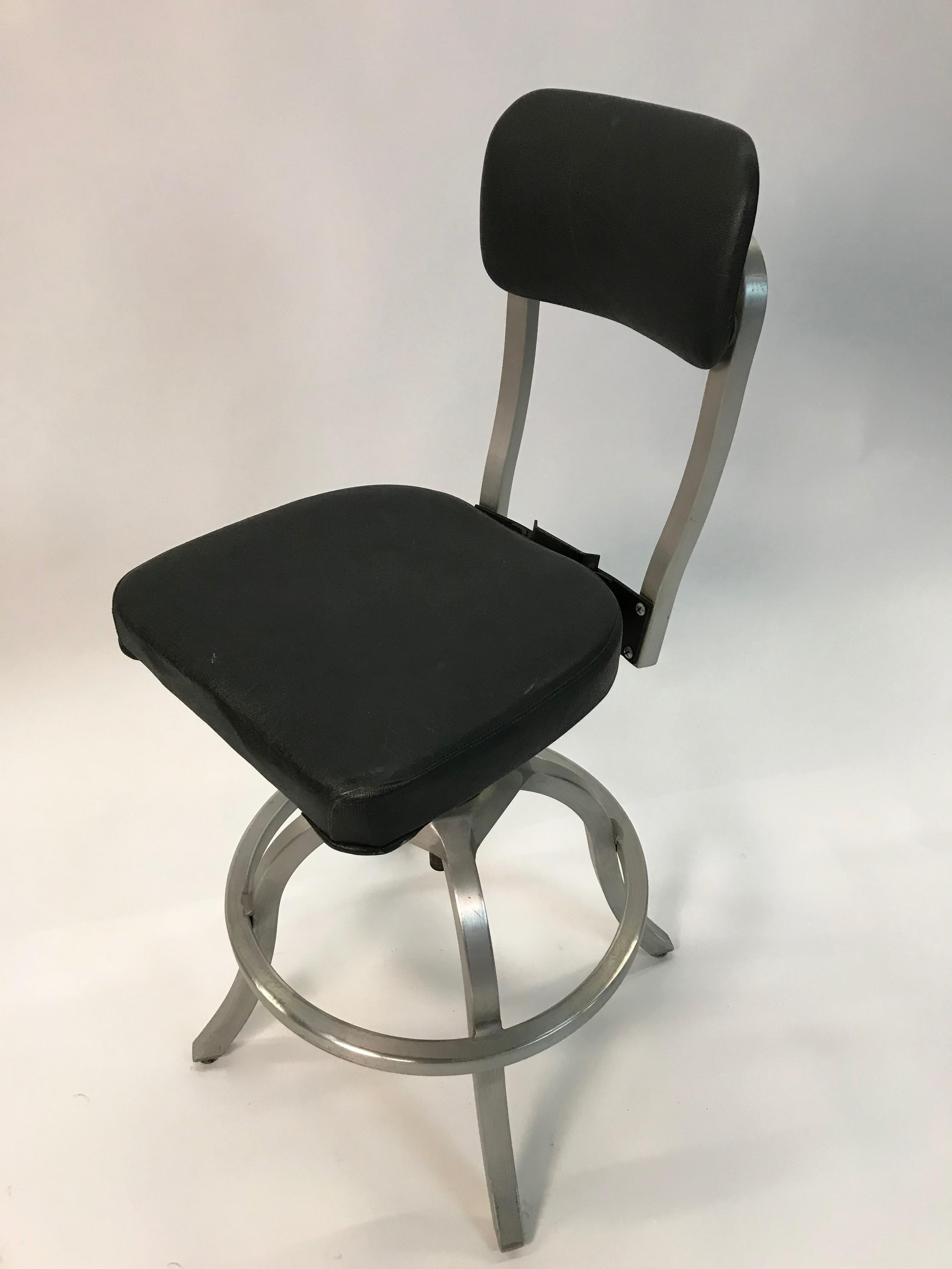 Taburete de aluminio ajustable Goodform siglo XX en venta