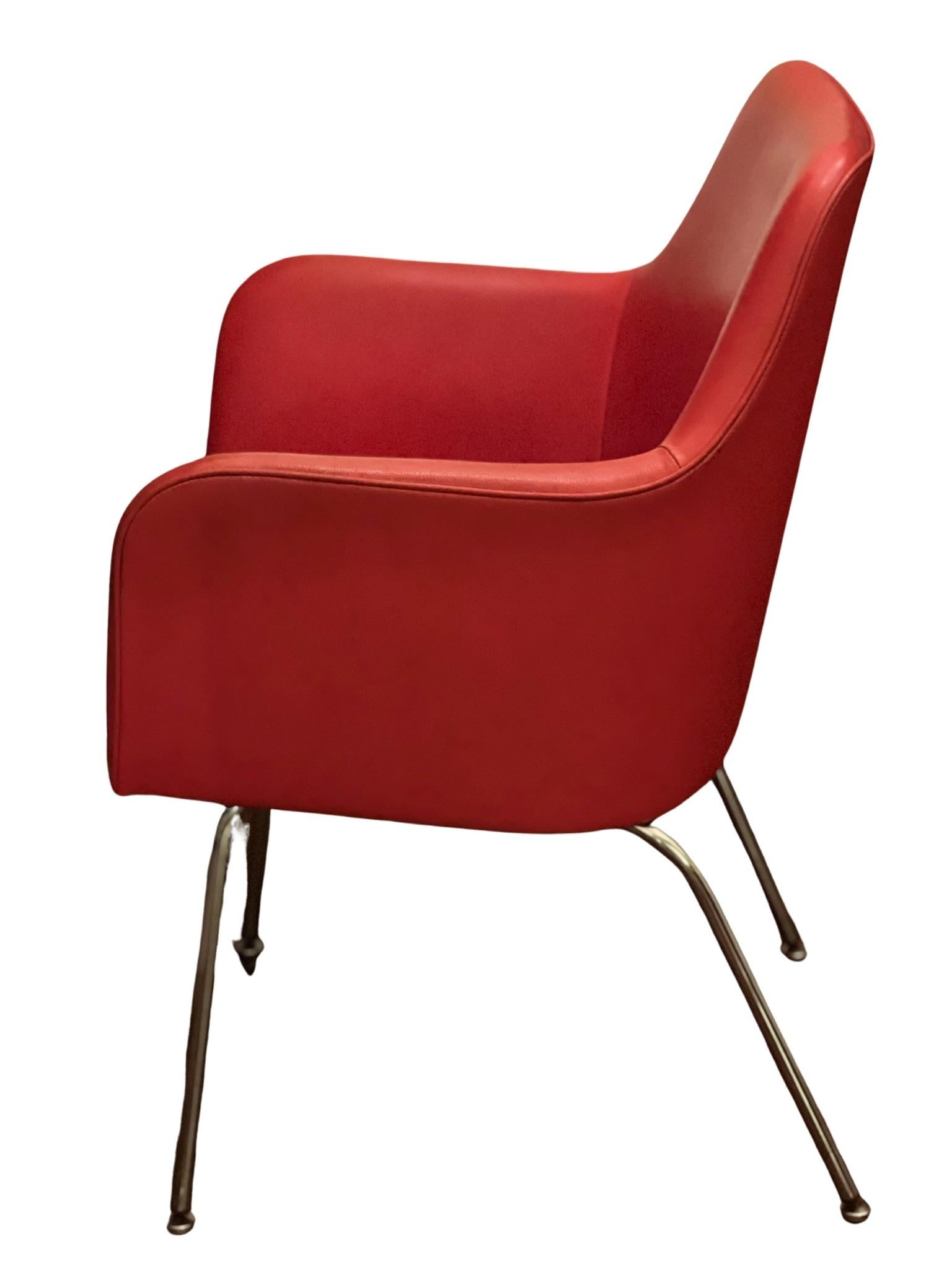 Stilvoller Eimersessel aus der Mitte des Jahrhunderts von GoodForm, 1951. Der Stuhl ist bequem und robust, mit klassischen Linien aus der Jahrhundertmitte. Chromsockel und Naugahyde sind in gutem Zustand. Alle Teile sind intakt. Ein großartiger