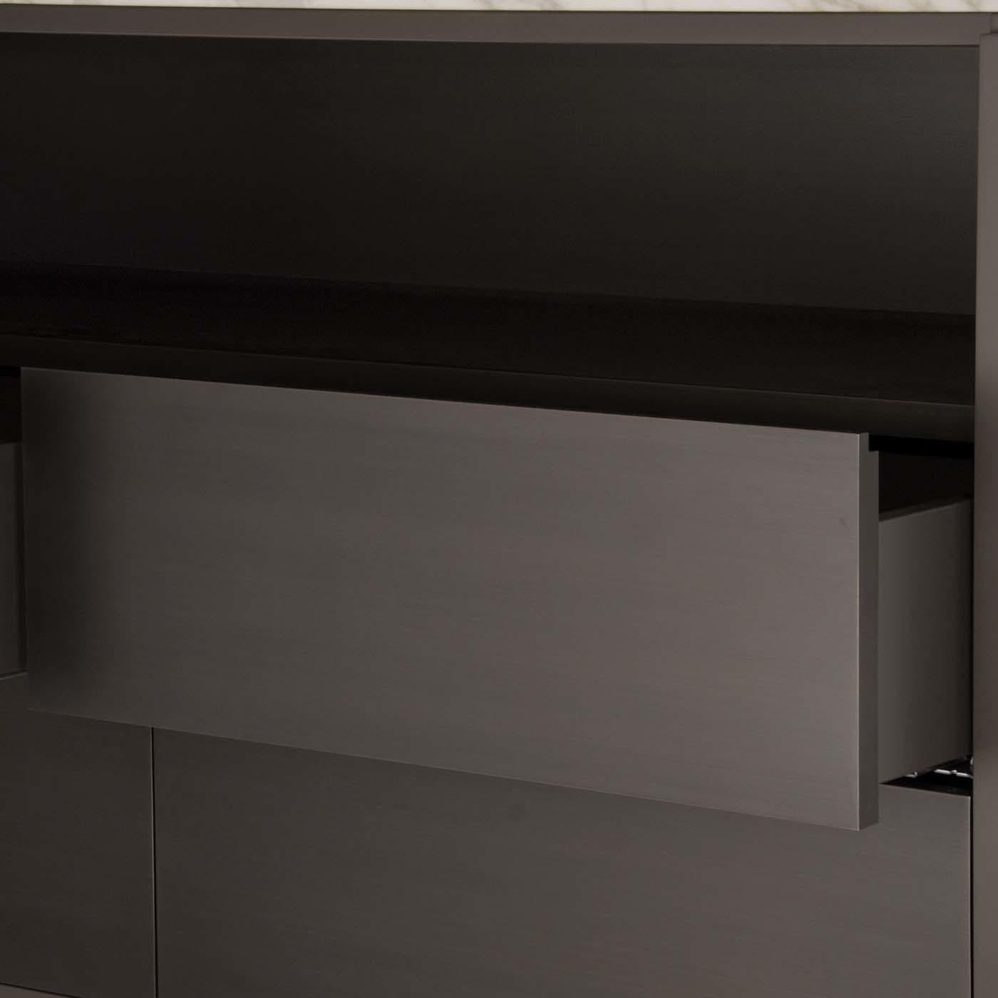 Cette table de chevet raffinée associe des matériaux nobles à des lignes essentielles dans un design mid-century qui conviendra à tout décor de chambre à coucher. Conçue par l'architecte italien Davide Rizzo en collaboration avec AVD, cette grande
