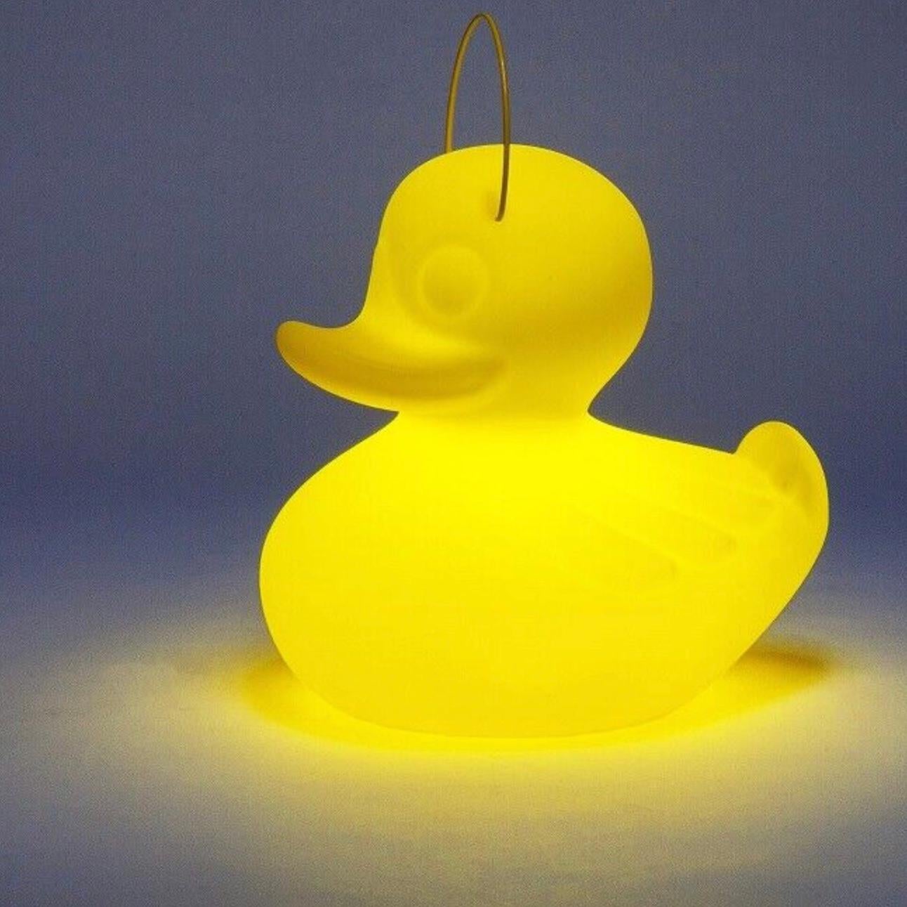 Die originelle Duck Duck Lamp (XL)™ schwimmt auf dem Wasser und ist so konzipiert, dass sie sich bewegen kann. Dank des kabellosen Akkus kann er von der Ladestation aus an jeden beliebigen Ort transportiert werden. Sie werden an Bord von