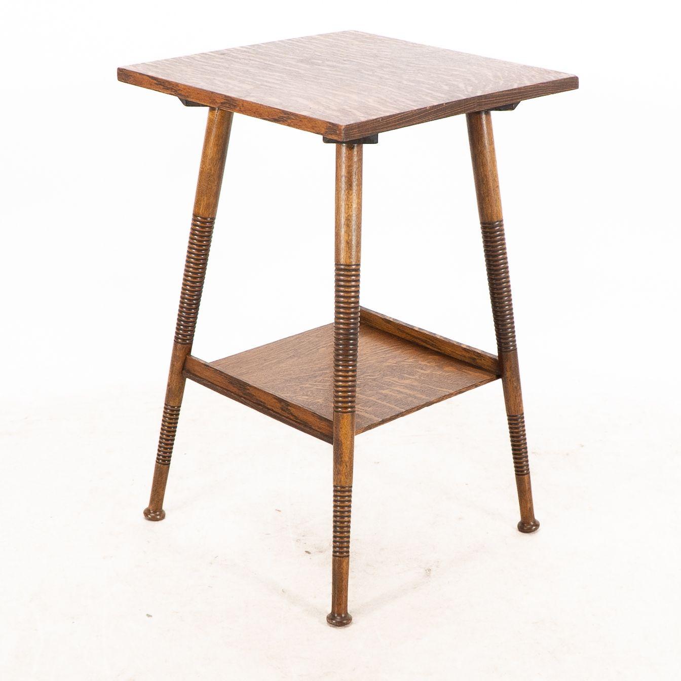 Goodyers of Regent St. Ein Paar Beistelltische aus Eiche im Arts & Craft-Stil (Frühes 20. Jahrhundert) im Angebot