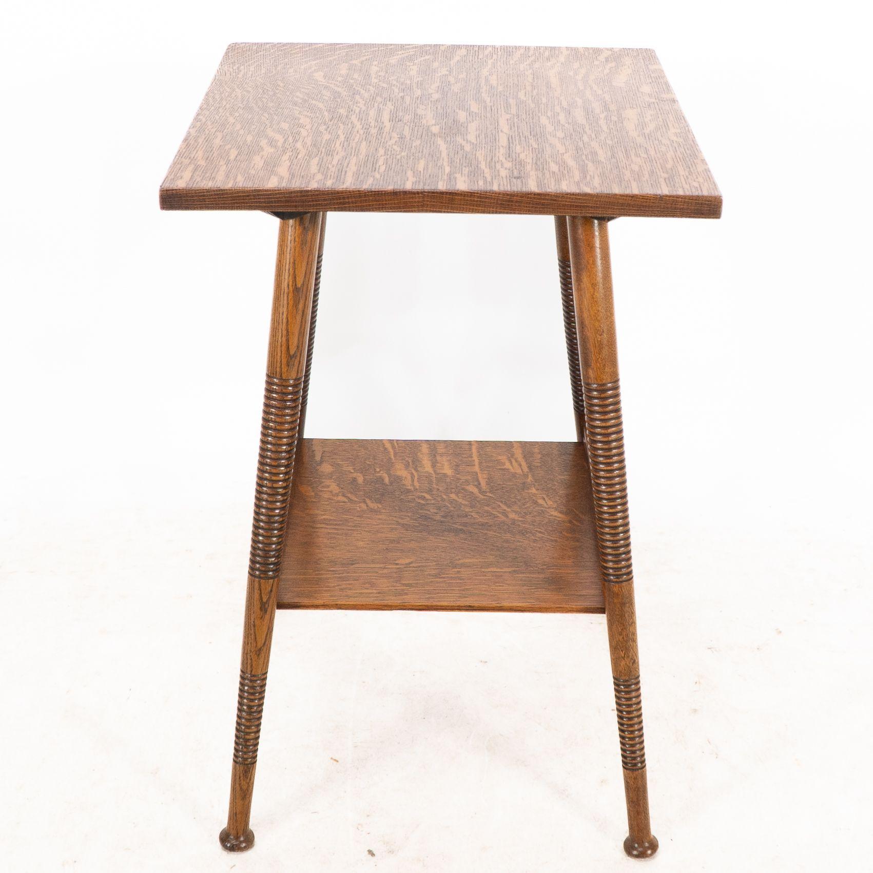 Goodyers of Regent St. Ein Paar Beistelltische aus Eiche im Arts & Craft-Stil im Angebot 1