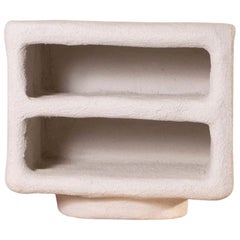 Goofy Charm Nachttisch - Skulptur aus weißem Beton von Mary-Lynn & Carlo