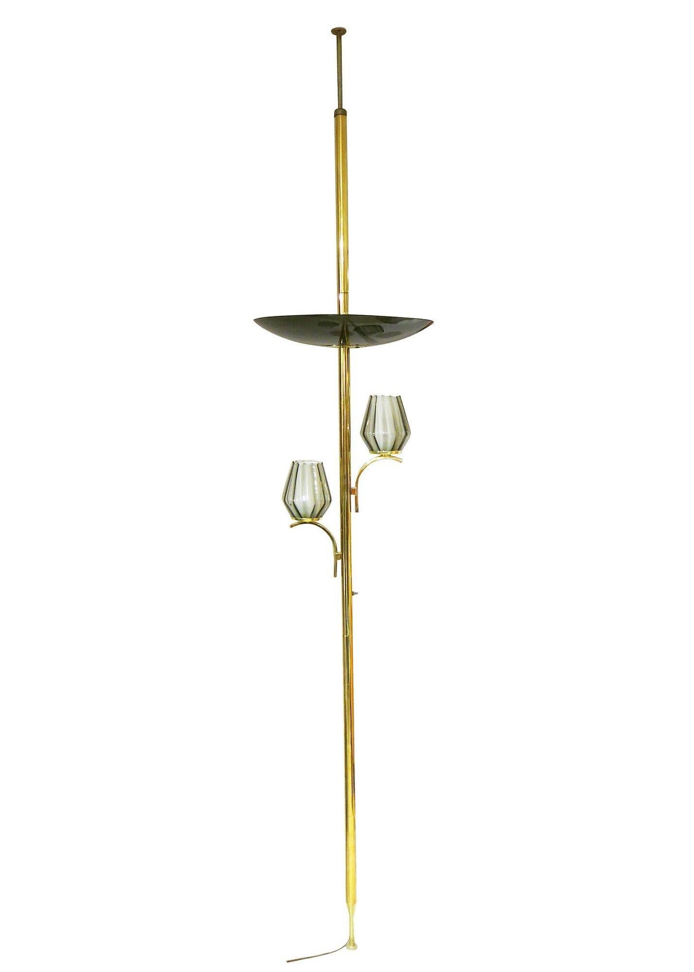 Mid-Century Modern Lampe à trois lumières en laiton du milieu du siècle pour sol et plafond en vente