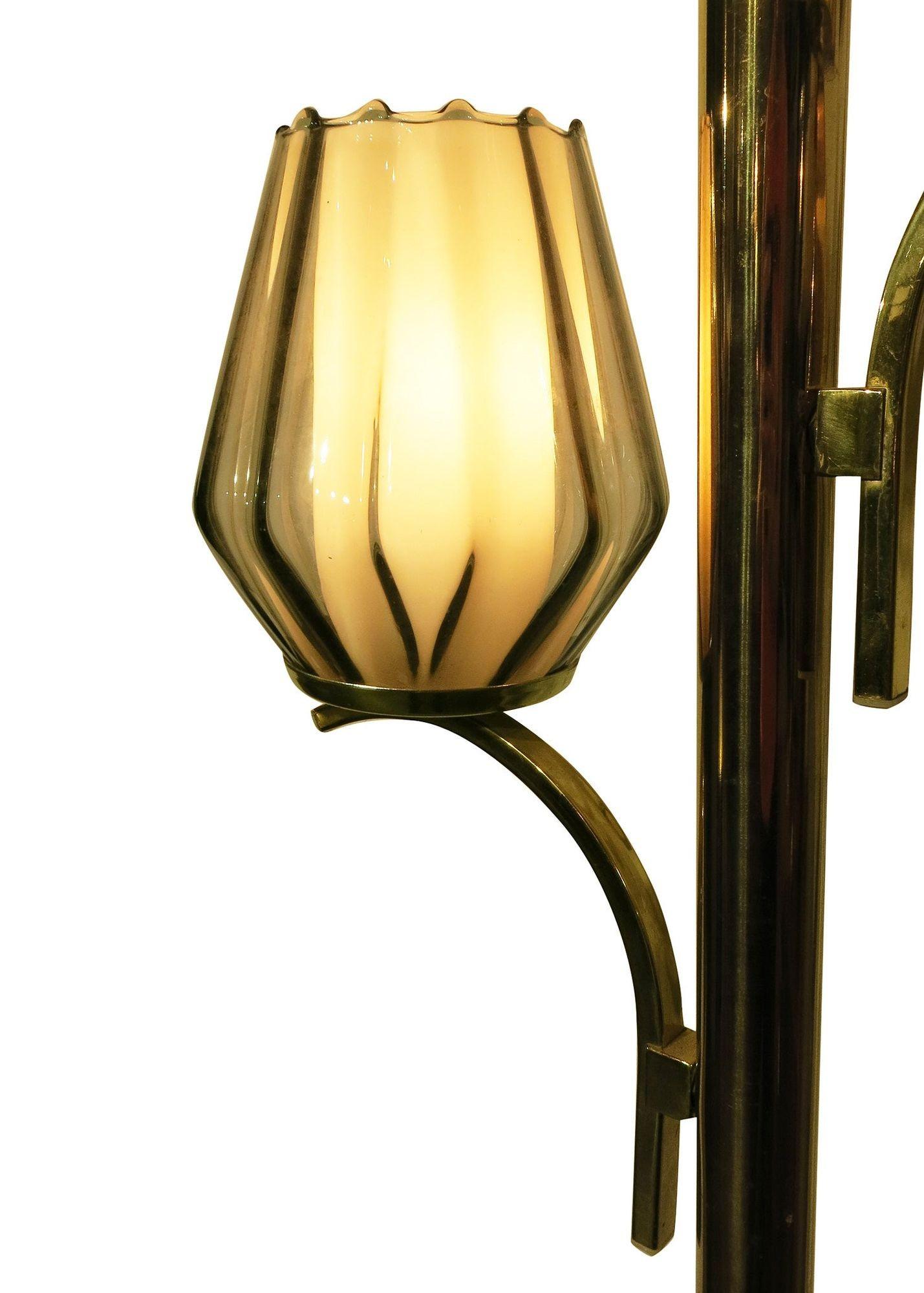 Lampe à trois lumières en laiton du milieu du siècle pour sol et plafond Excellent état - En vente à Van Nuys, CA
