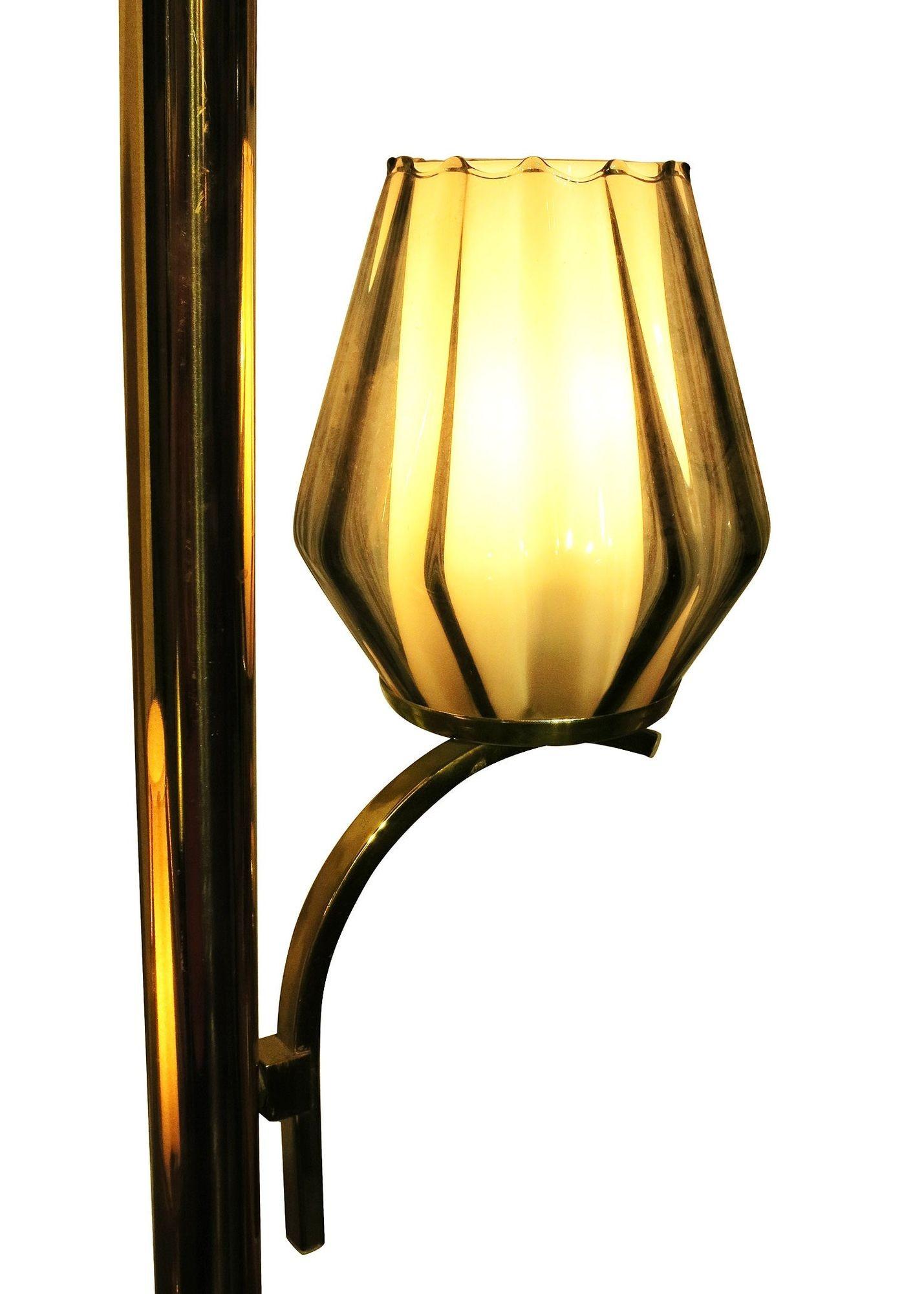 Milieu du XXe siècle Lampe à trois lumières en laiton du milieu du siècle pour sol et plafond en vente