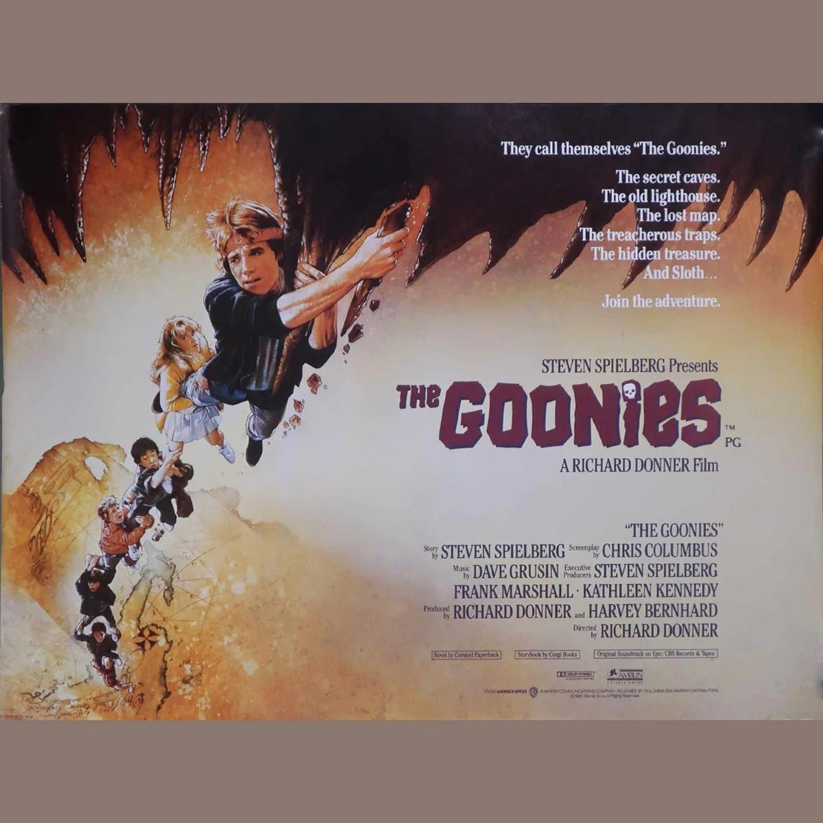 Die Goonies, Die (1985)
Britisches Quad (30 X 40 Zoll)

Die Goonies (Warner Brothers, 1985) Rolle mit Drew Struzan-Zeichnung. Die Goonies ist ein klassischer Spielberg-Abenteuerfilm unter der Regie von Richard Donner. In dem Film geht es um eine