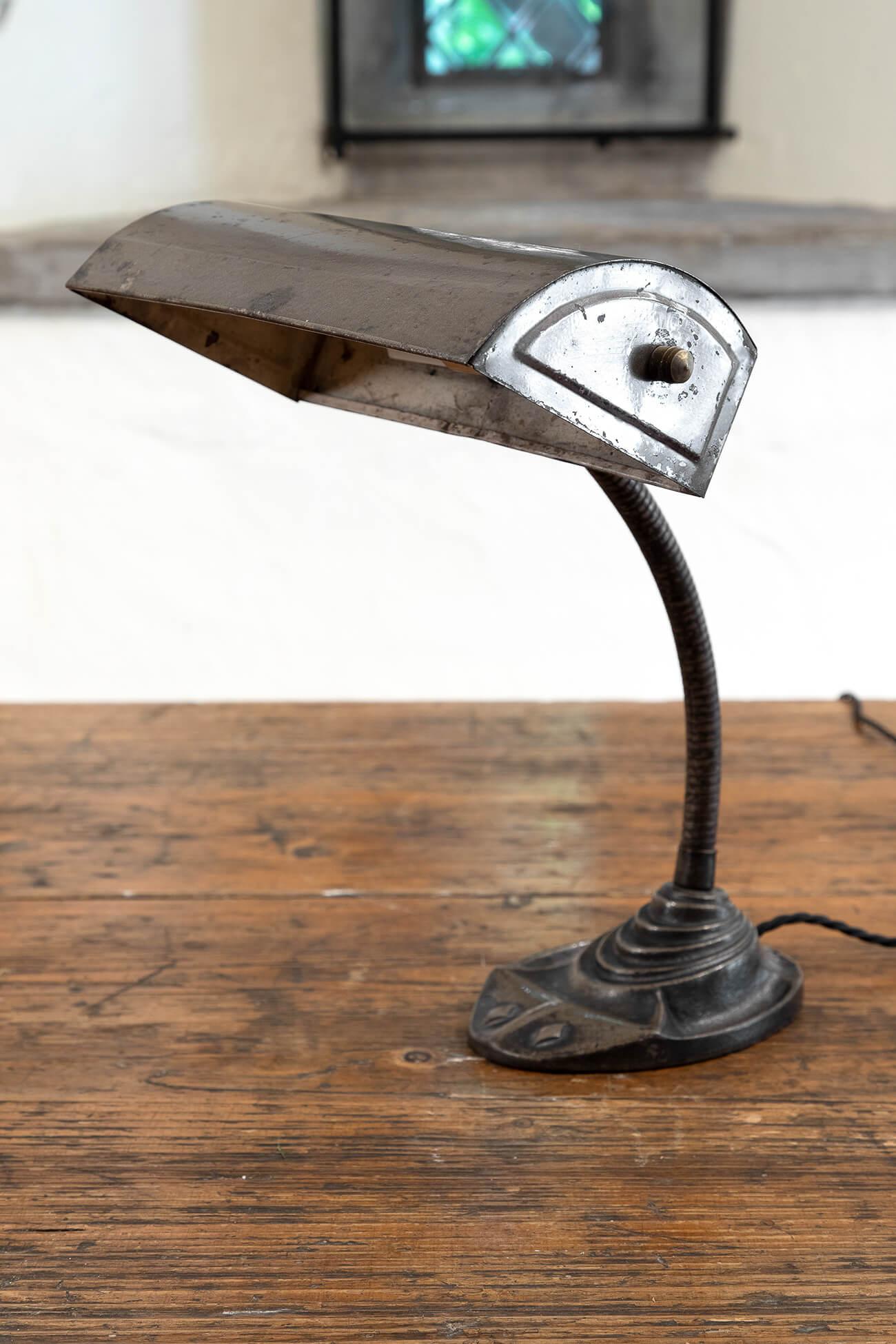 Lampe de bureau originale à col de cygne pour banquier. Base décorative en fonte et abat-jour en aluminium. La lampe peut facilement être utilisée aux États-Unis et au Canada. 
France, années 1930.

Informations complémentaires :
MATERIAL :