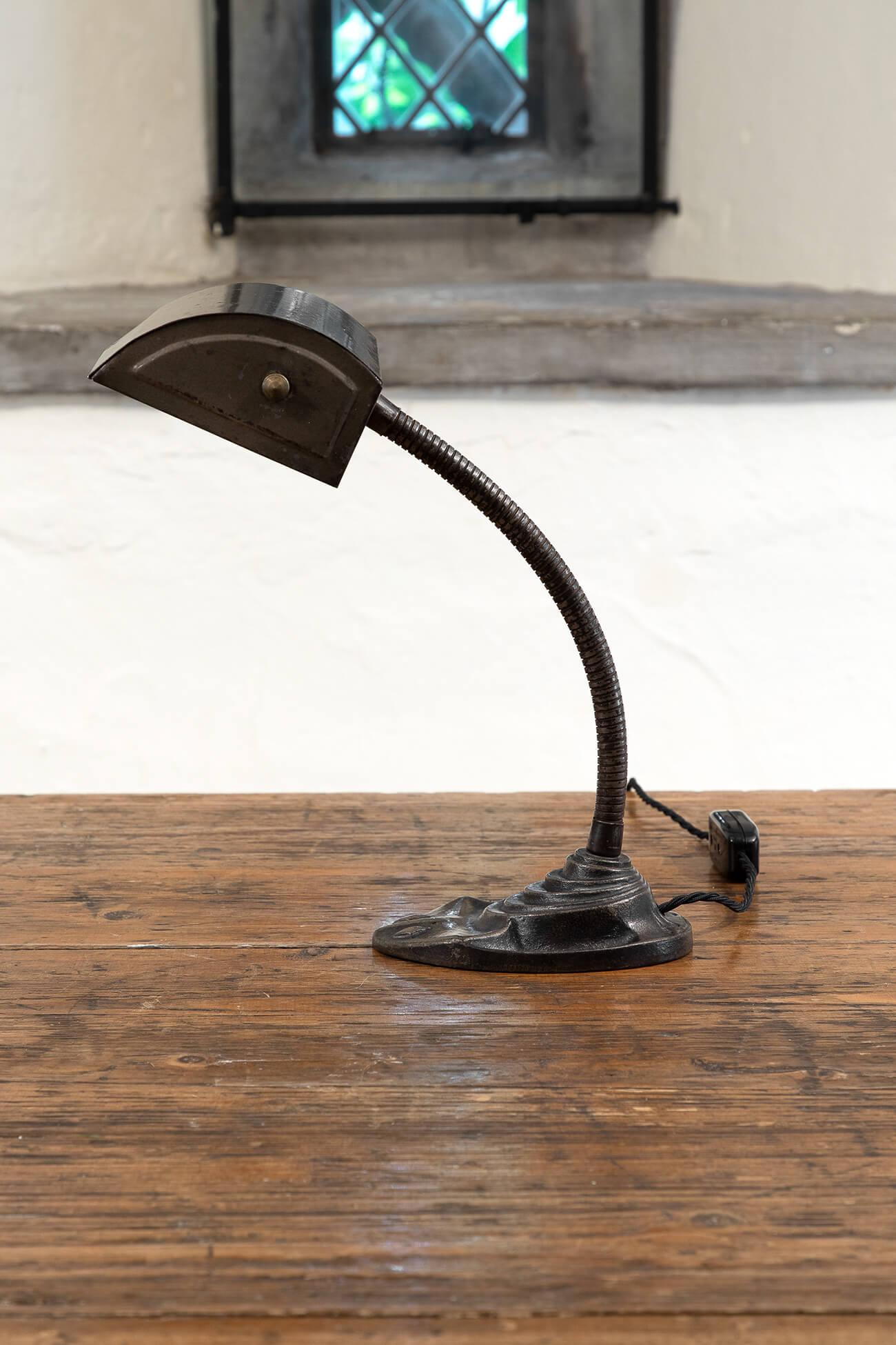 Français Lampe de bureau de banquier à col de cygne avec base en fonte, années 1930